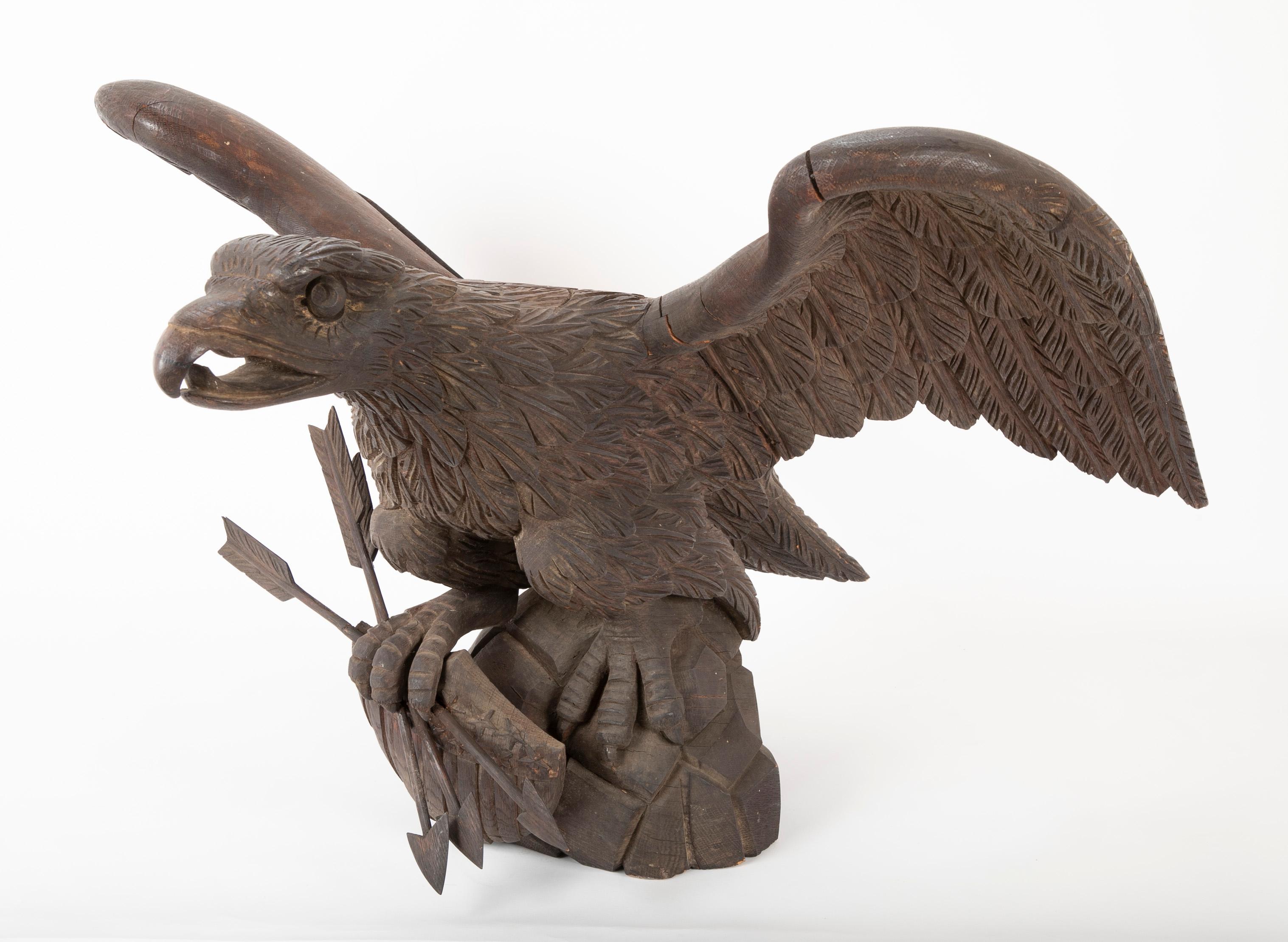 Remarquable grand aigle en chêne sculpté empoignant un bouclier & Trois flèches en vente 6