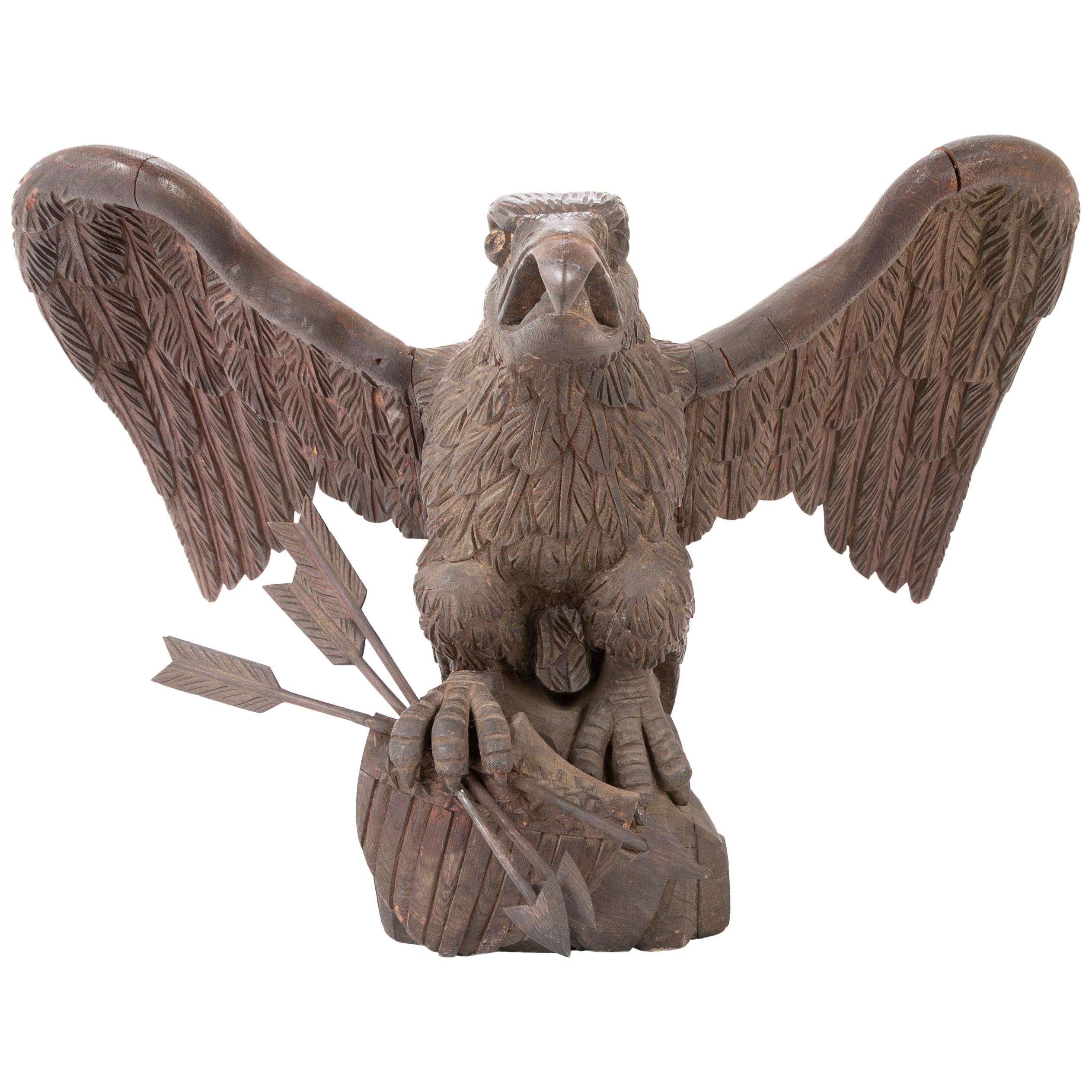 Remarquable grand aigle en chêne sculpté empoignant un bouclier & Trois flèches