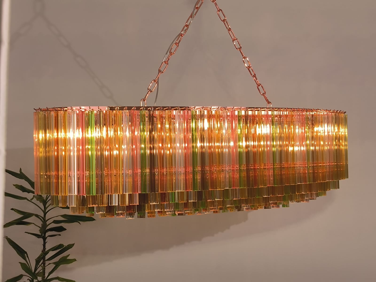 Eccezionale lampadario di Murano realizzato con prisma triedi multicolore in cristallo di Murano su sei livelli con struttura in metallo color rame.
I bicchieri sono di colore ambrato, trasparente, fumé, ambrato, oro,  rosa, trasparente  e verde,