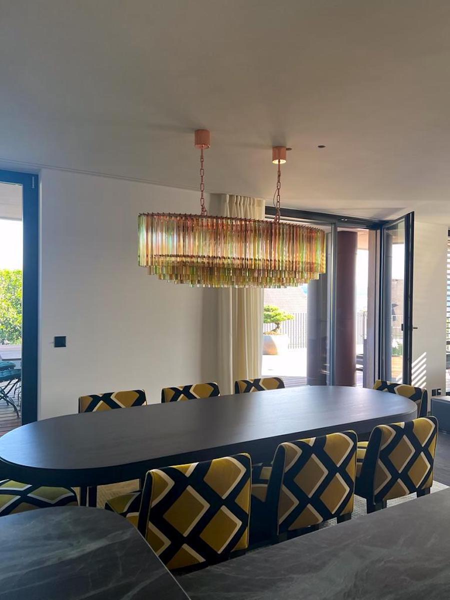 Italiano Eccezionale lampadario in vetro di Murano multicolore a forma ovale di grandi dimensioni in vendita