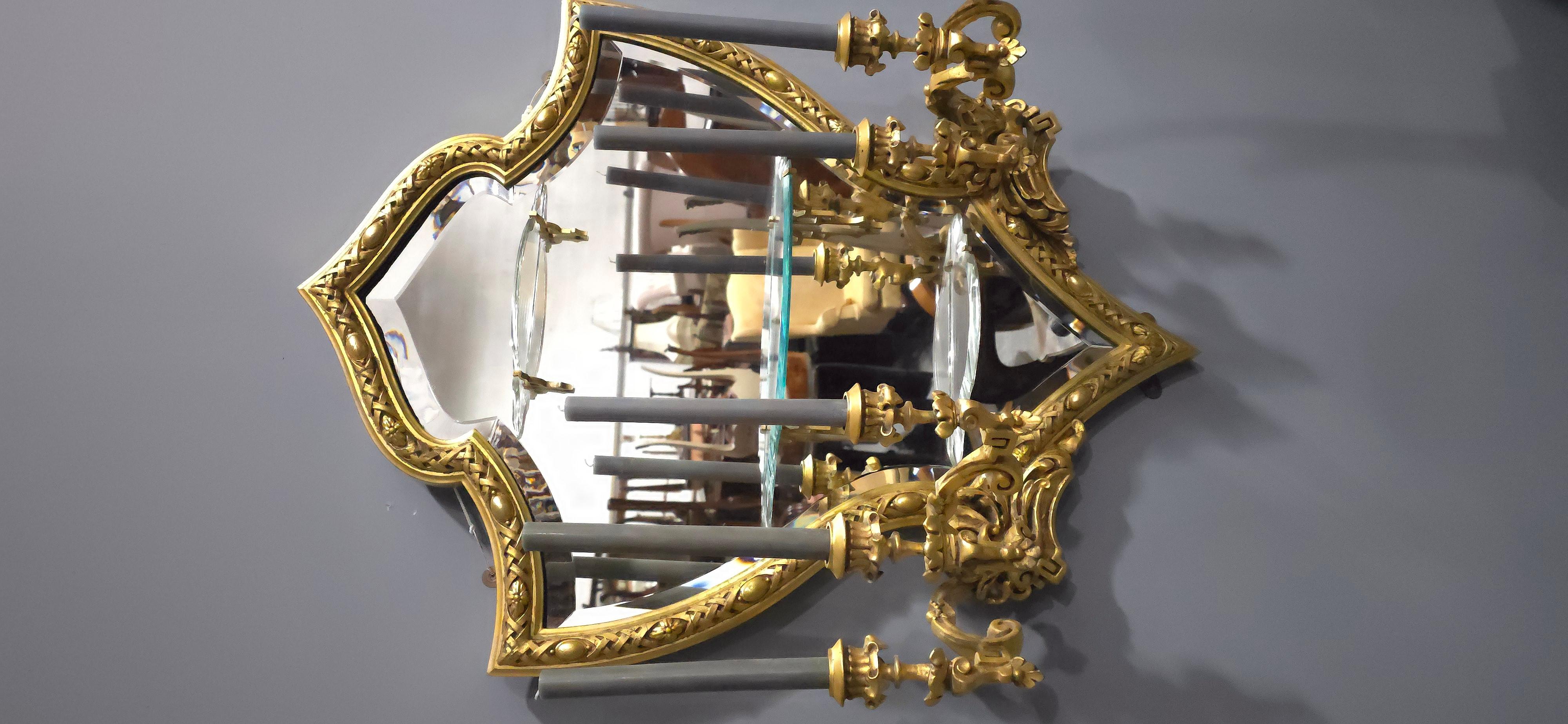 Bois doré Exceptionnelle paire de grandes girondoles dorées en vente