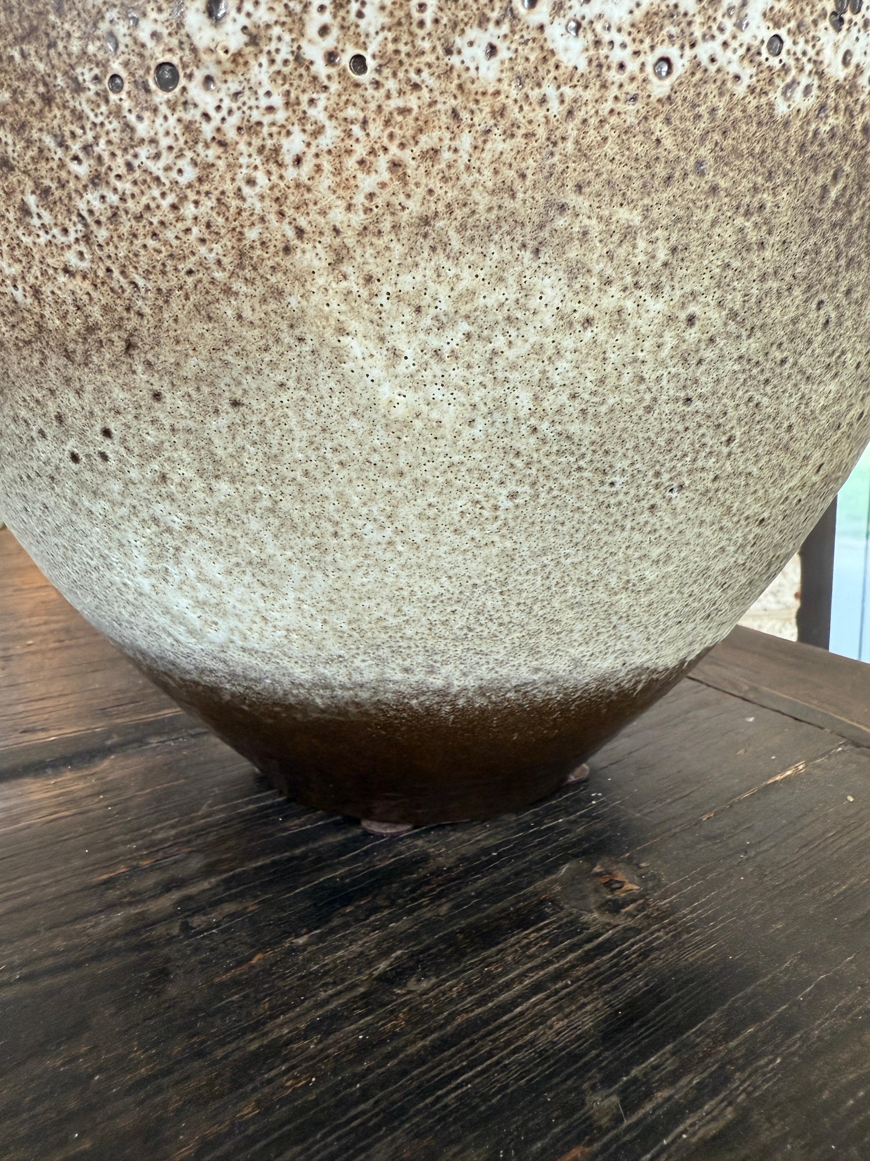 Allemand Exceptionnel grand vase en faïence/ poterie West German Pottery avec anse arquée en vente