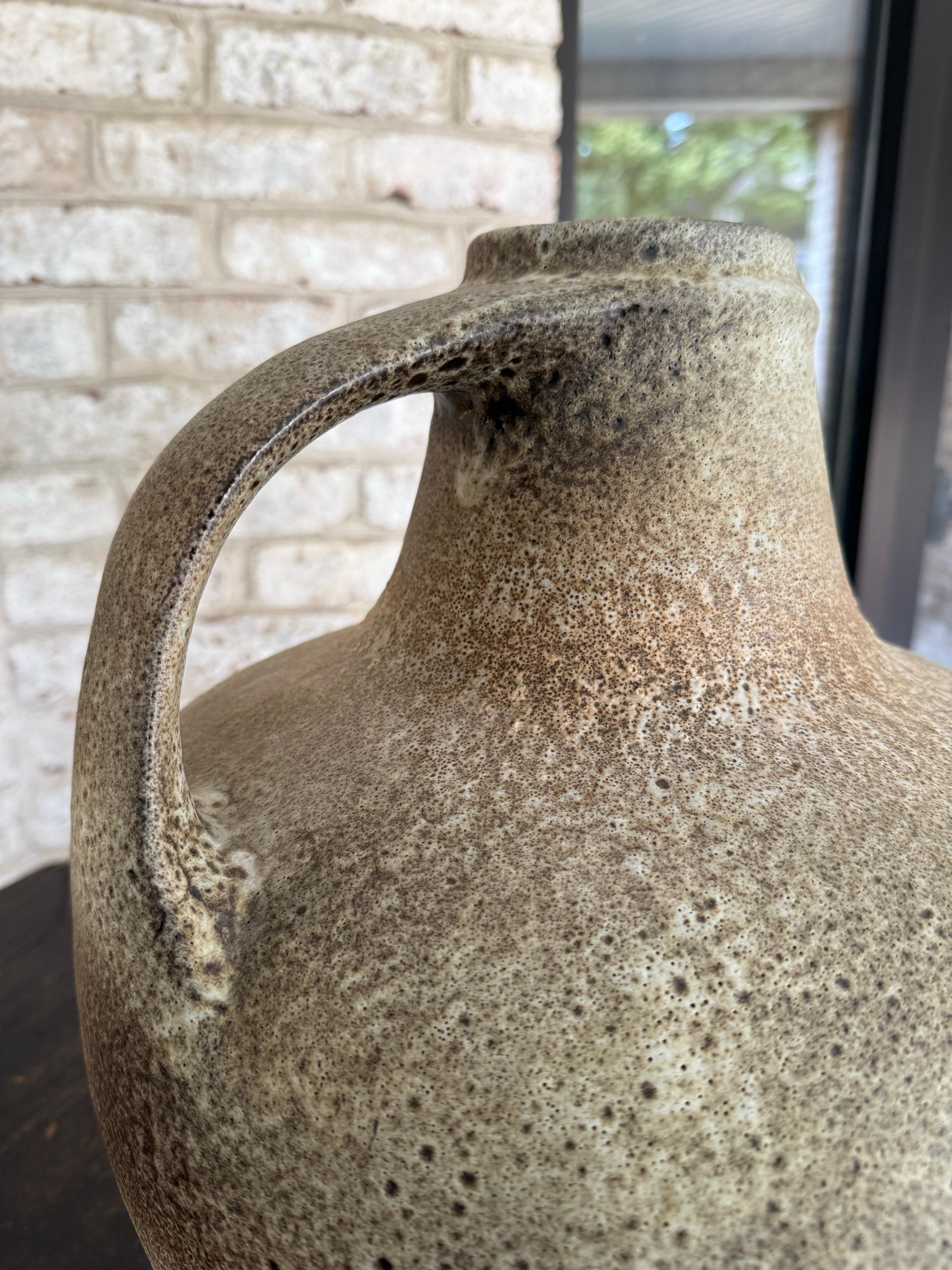 Exceptionnel grand vase en faïence/ poterie West German Pottery avec anse arquée Bon état - En vente à North Miami, FL
