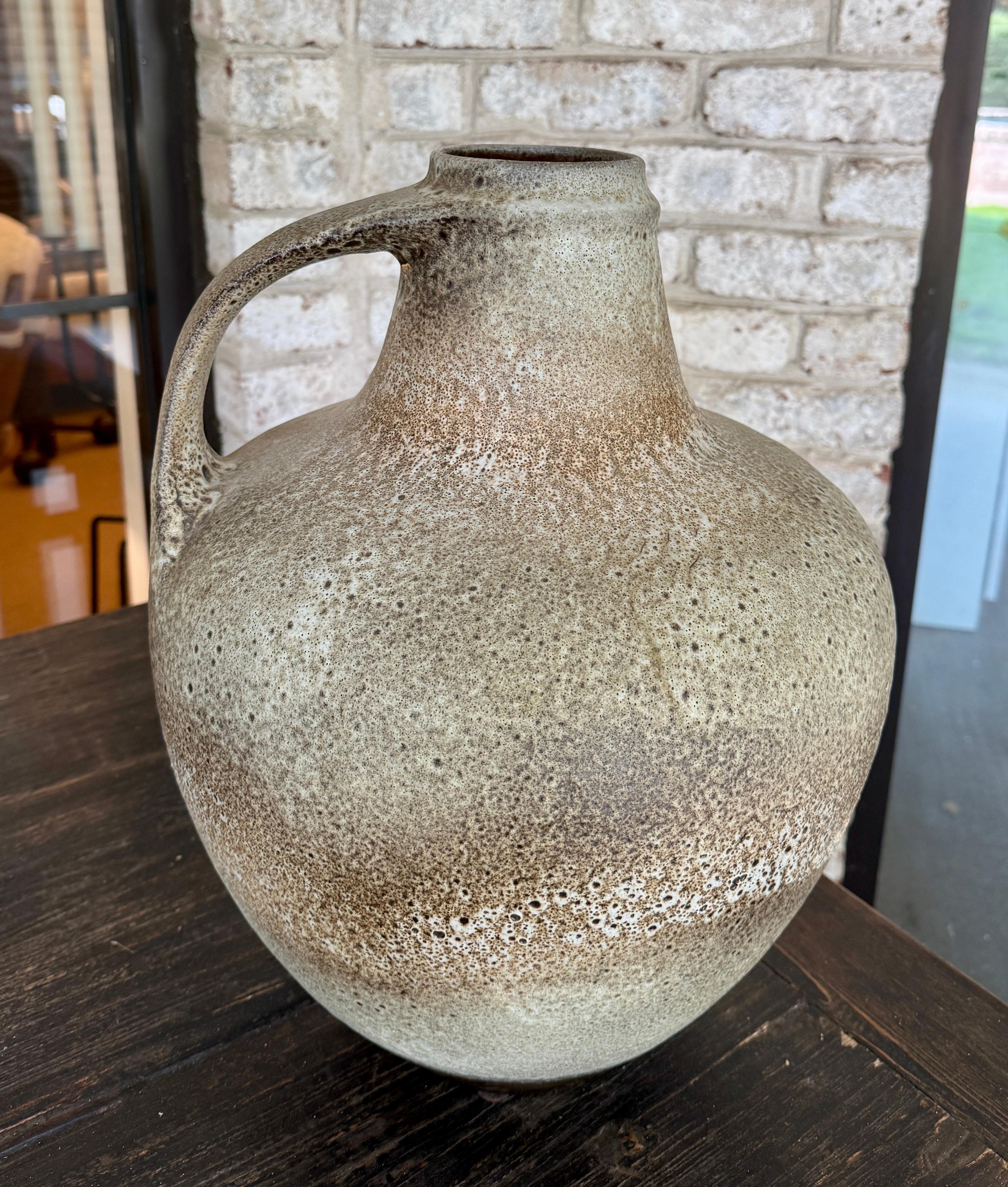 Milieu du XXe siècle Exceptionnel grand vase en faïence/ poterie West German Pottery avec anse arquée en vente