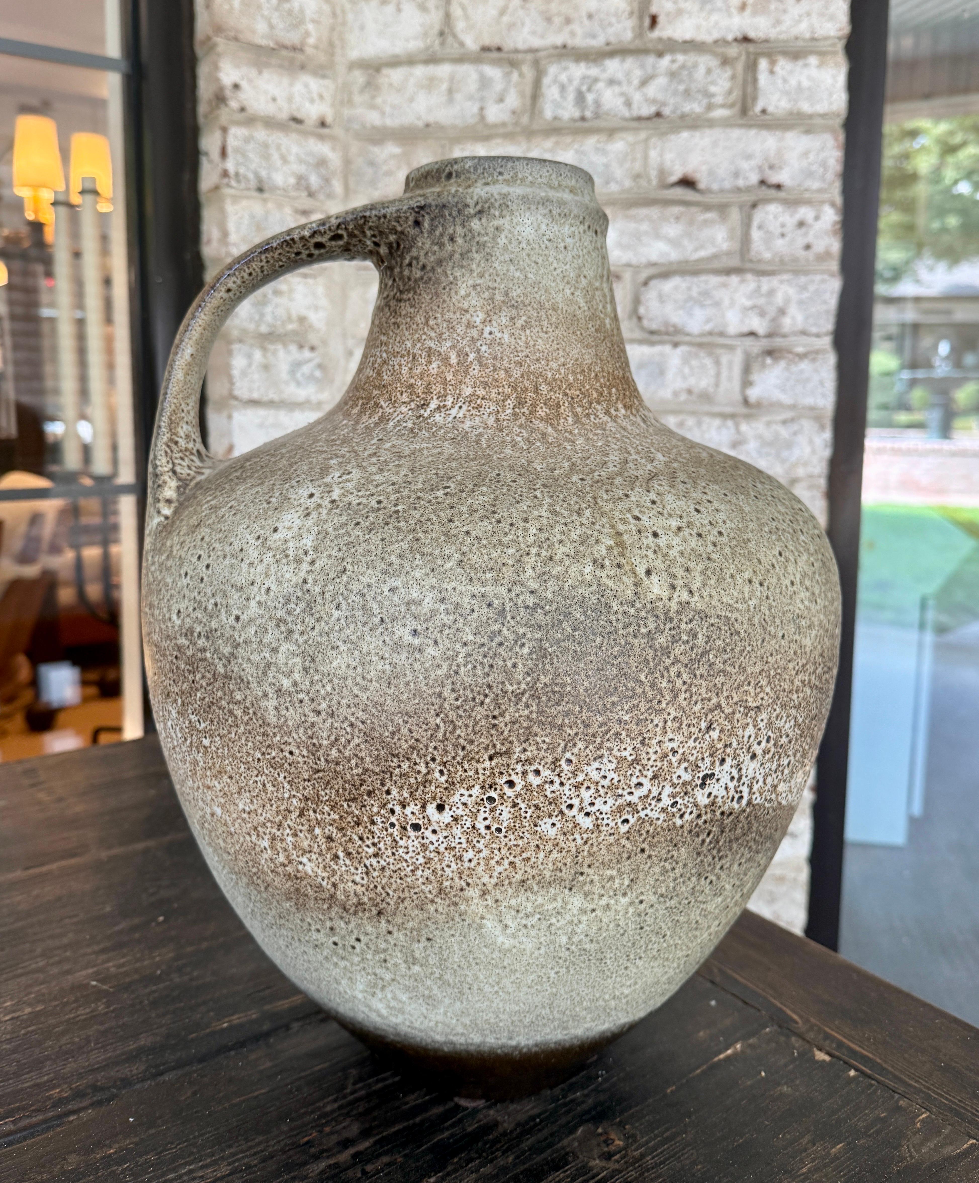 Poterie Exceptionnel grand vase en faïence/ poterie West German Pottery avec anse arquée en vente