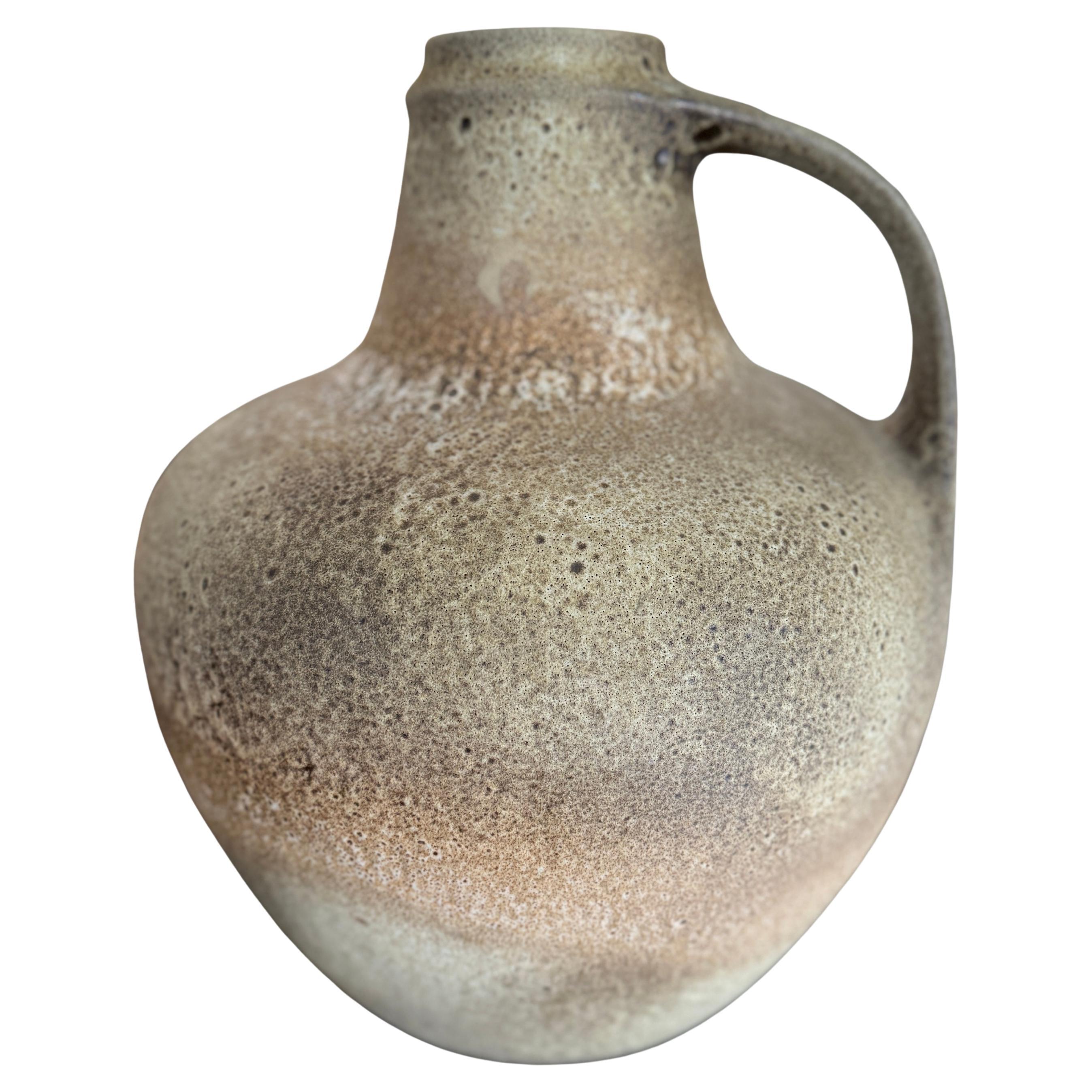Exceptionnel grand vase en faïence/ poterie West German Pottery avec anse arquée en vente