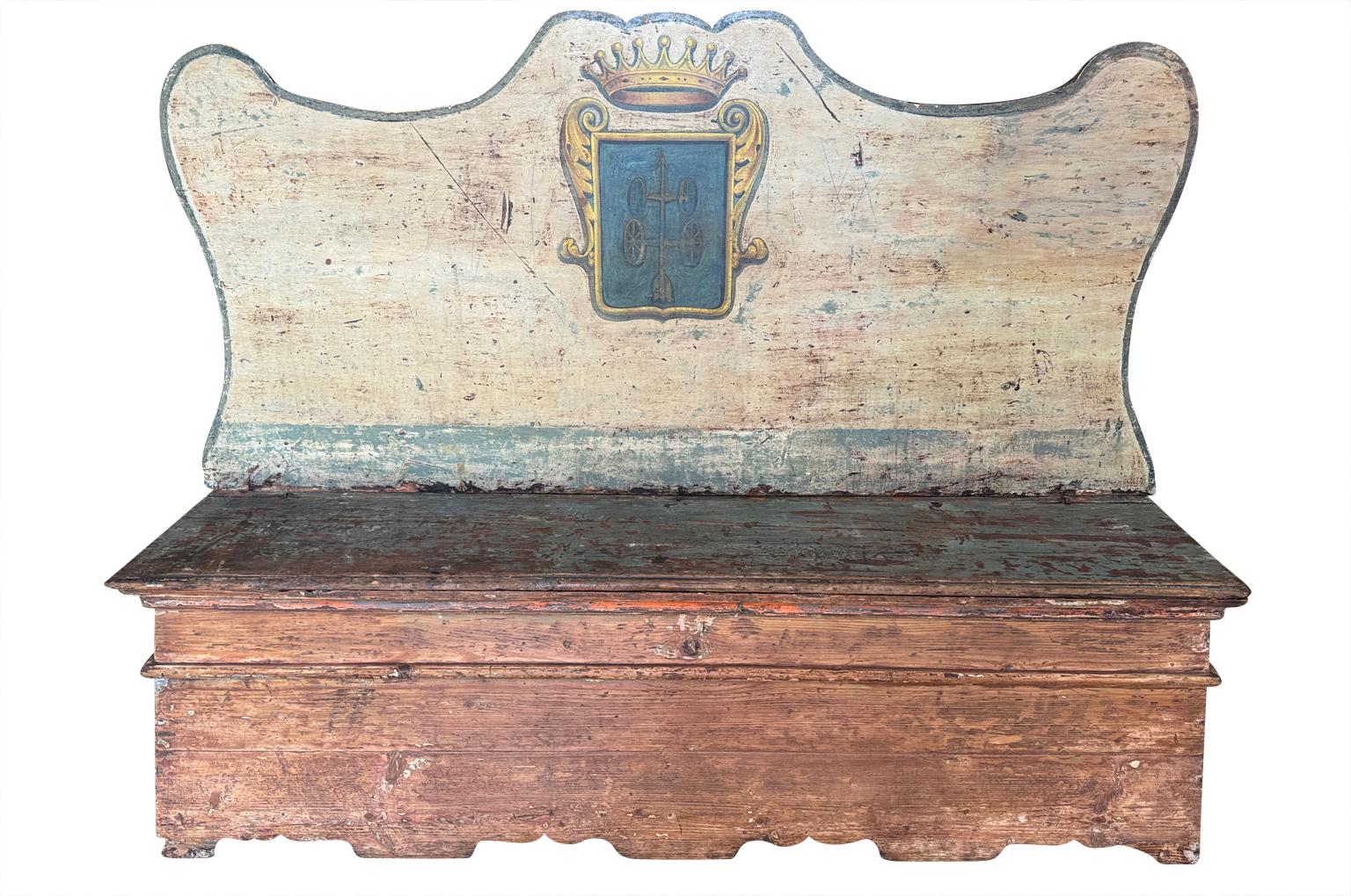 Eine herausragende Cassapanca-Bank aus dem späten 17. bis frühen 18. Jahrhundert aus der italienischen Toskana. Wunderschöne Konstruktion aus Kiefernholz mit anhebbarem Sitz und abnehmbarer Rückenlehne. Atemberaubende Gemälde mit fabelhafter Farbe