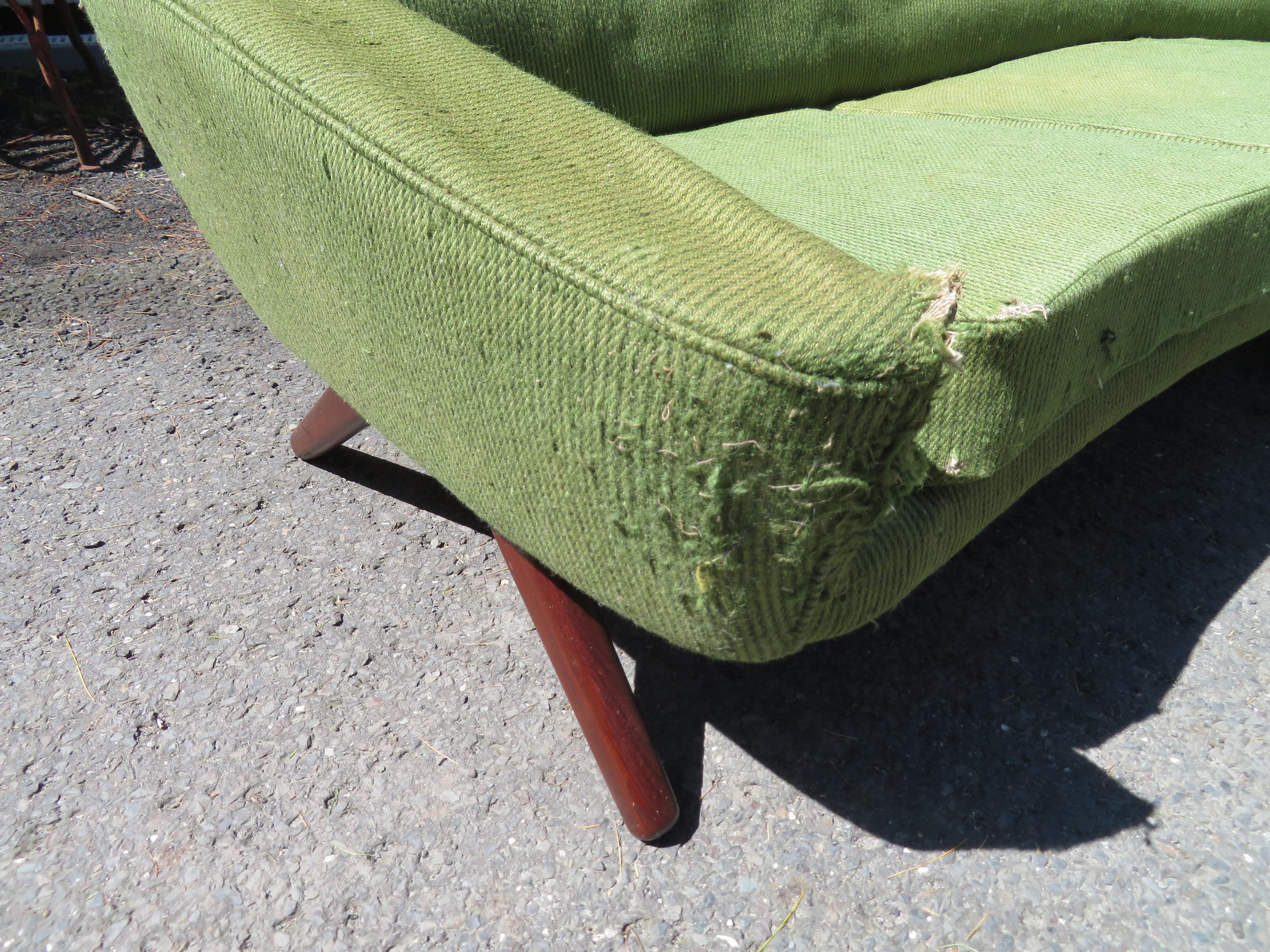 Hervorragendes Leif Hansen Style Curved Danish Modern Sofa Mid-Century im Angebot 3