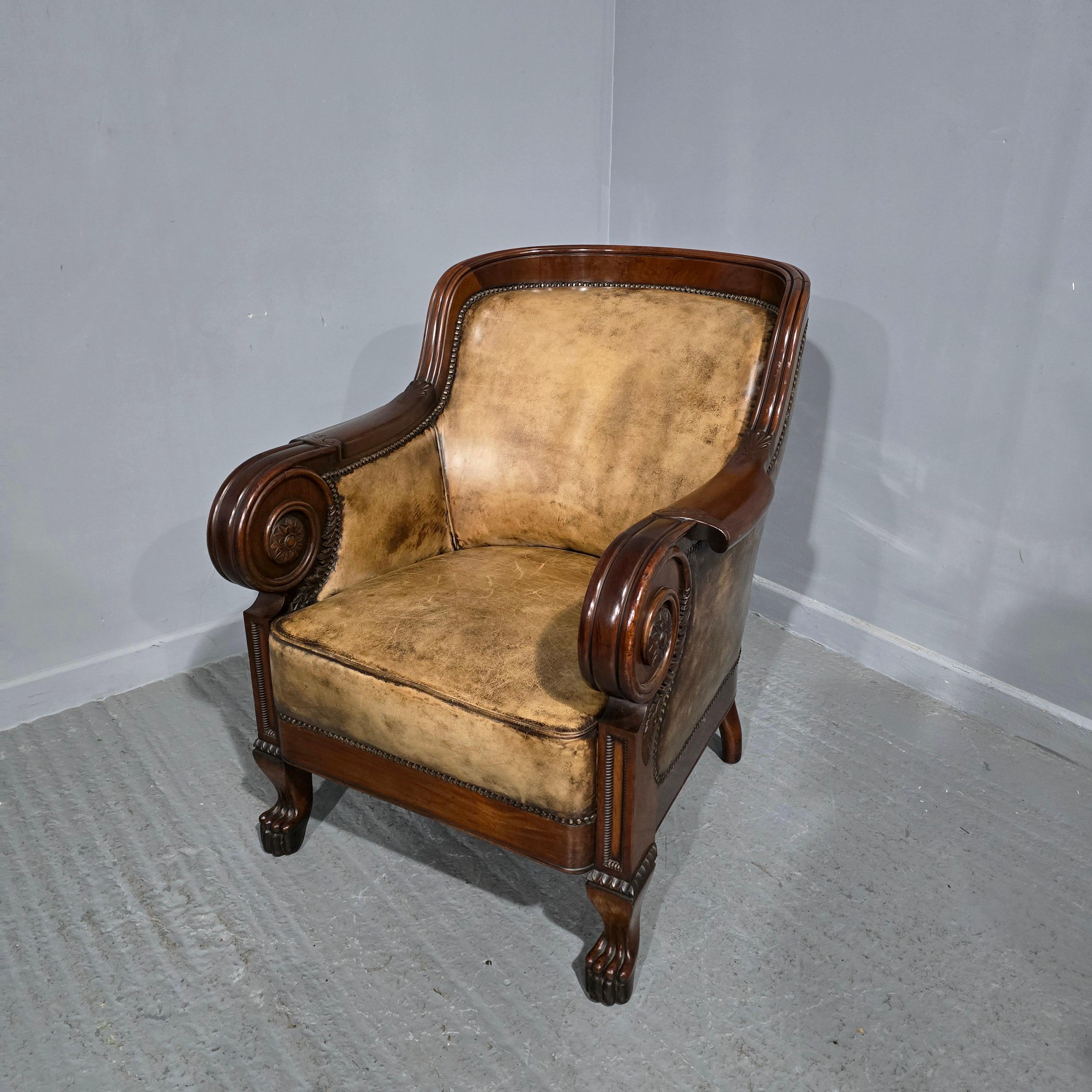 Énorme fauteuil de bibliothèque en acajou à la manière de George Bullock, recouvert de cuir marron clair et de clous individuels en laiton, dans un état exceptionnel.

37