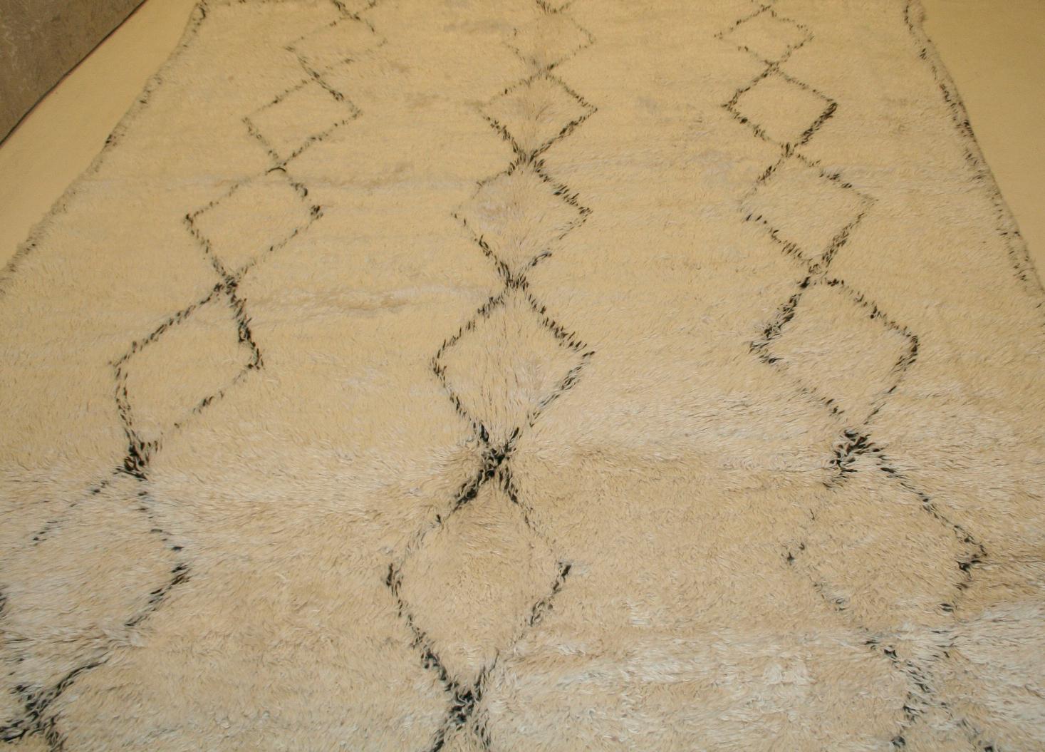 Hand-Knotted Outstanding Mid-Century Modern Ivory/Black Moroccan Berber Beni Ouarain Rug