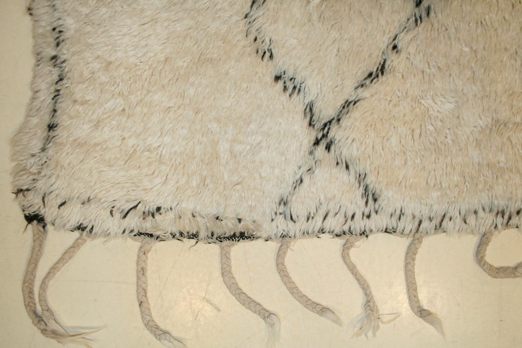 Outstanding Mid-Century Modern Ivory/Black Moroccan Berber Beni Ouarain Rug In Excellent Condition In Milan, IT