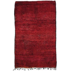 Exceptionnel tapis Beni Mguild berbère monochrome rouge de la guilde marocaine, moderne du milieu du siècle dernier