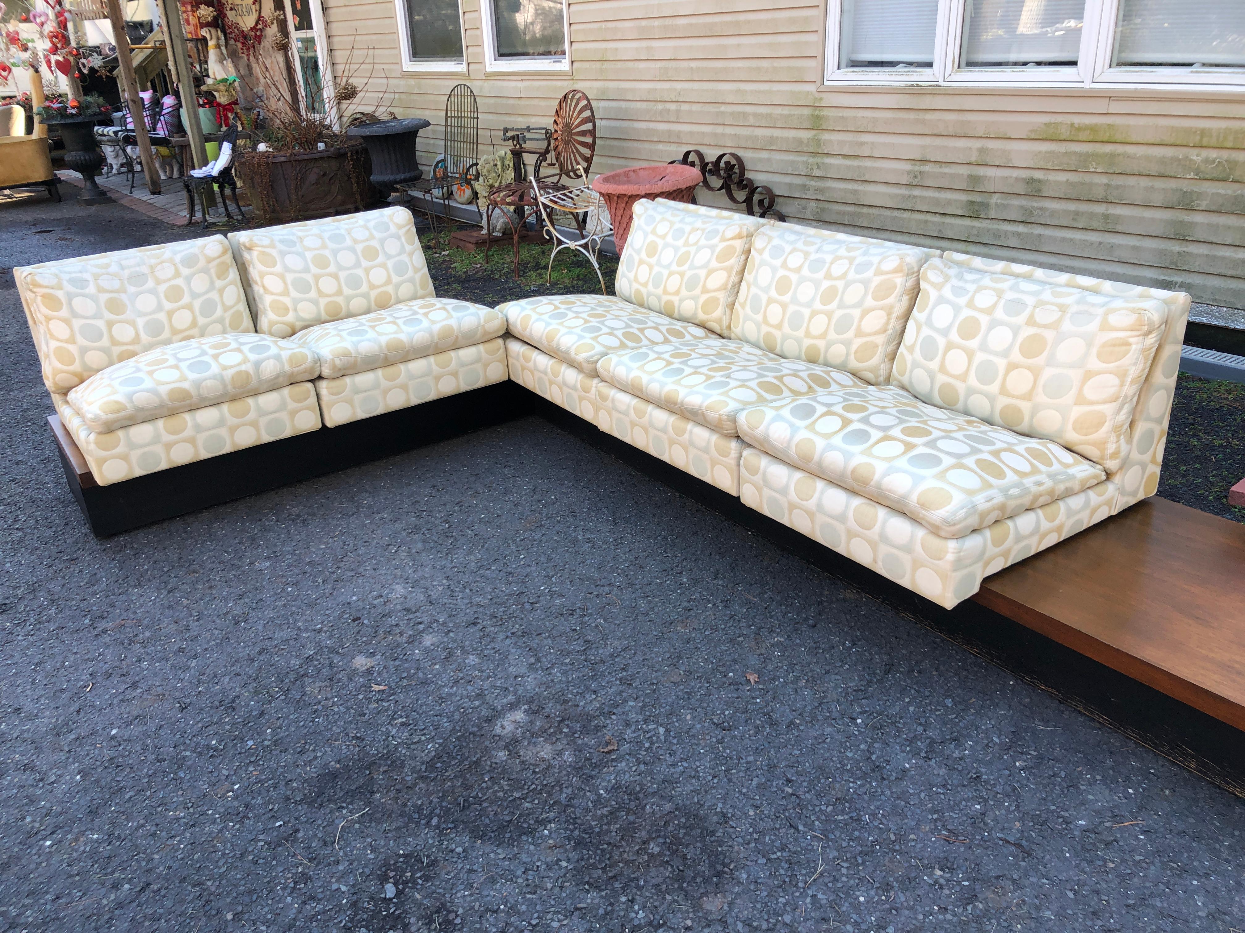 Outstanding Milo Baughman Thayer Coggin 5 Seat Sectional Sofa Walnut Table In Good Condition For Sale In Pemberton, NJ