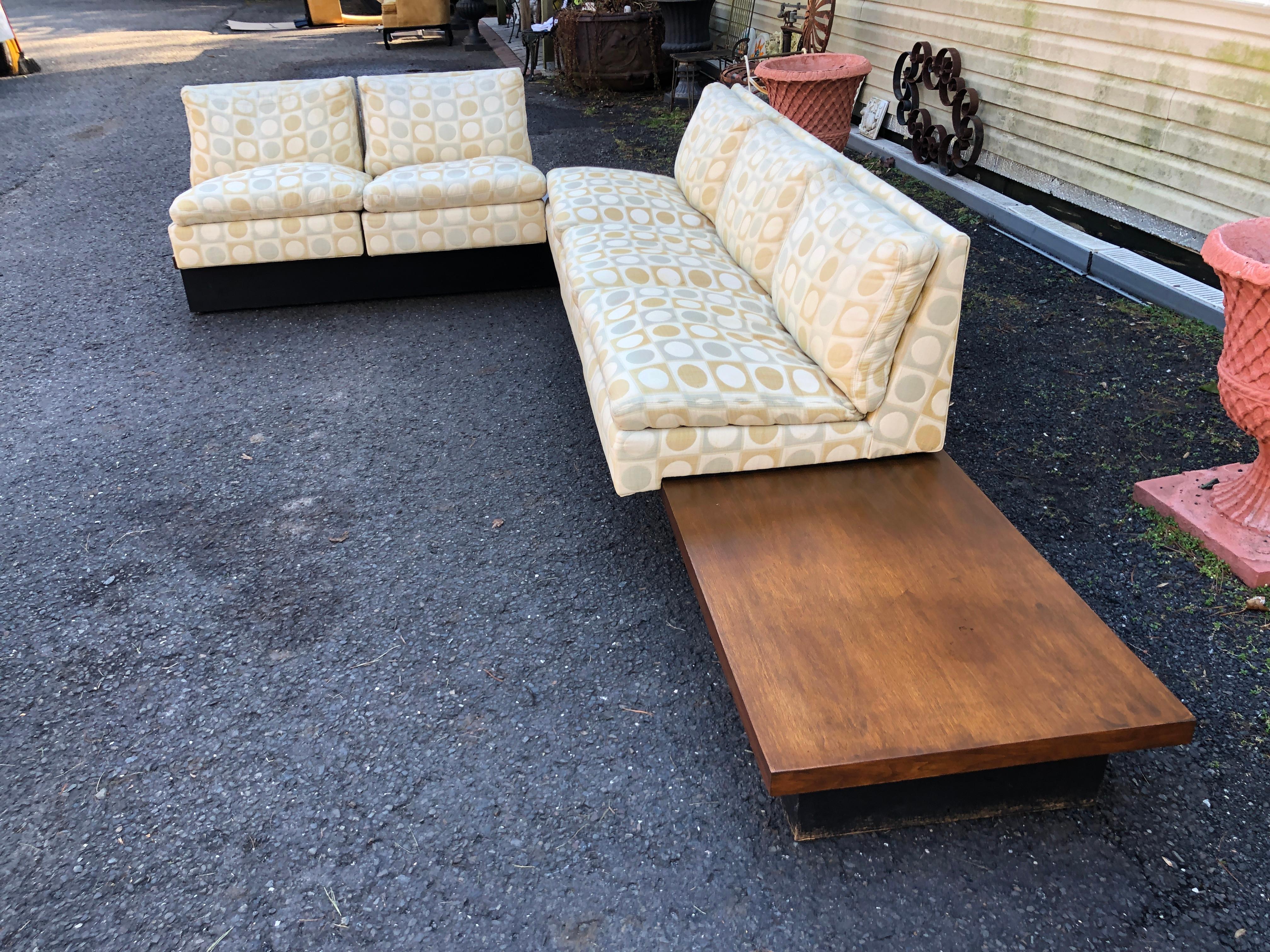Late 20th Century Outstanding Milo Baughman Thayer Coggin 5 Seat Sectional Sofa Walnut Table For Sale