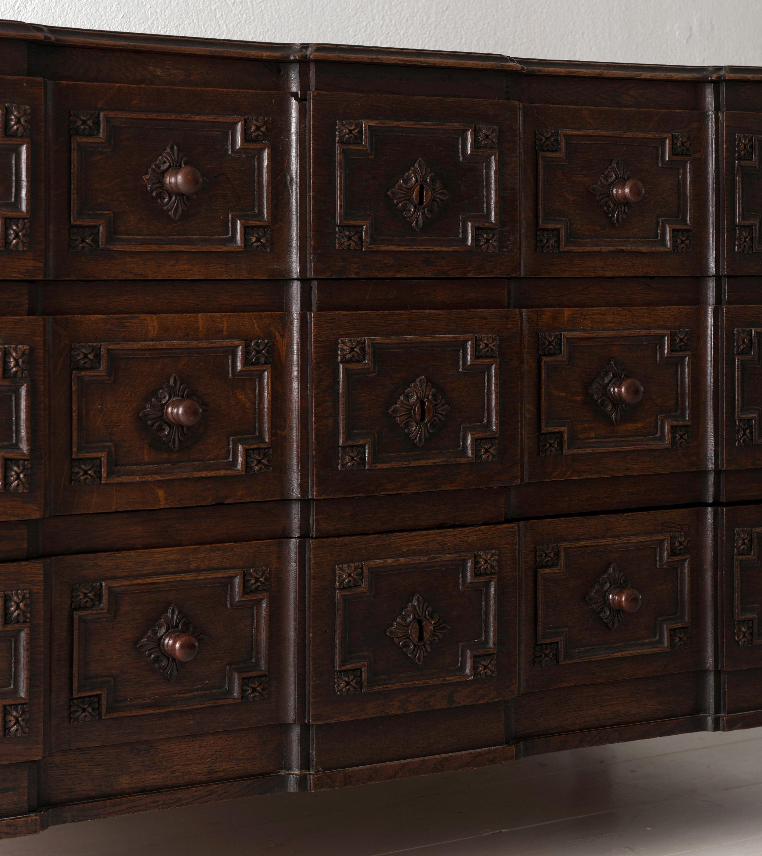 Outstanding Minimal Provencal Chest of Drawers, France, 18th Century In Good Condition In Jesteburg, DE