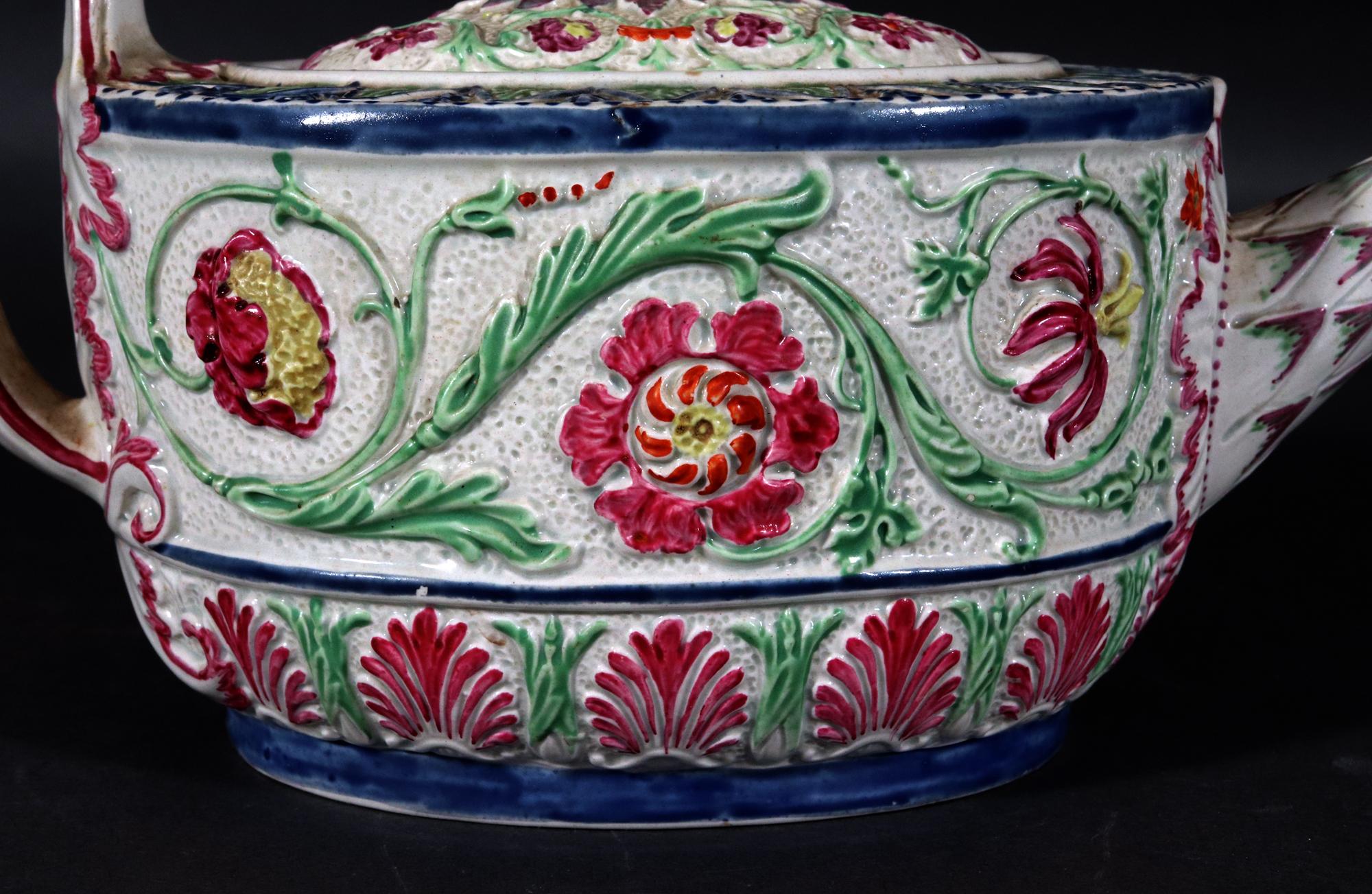 Hervorragend geformt gemalt Botanical Pearlware Teekanne & Deckel, 
Möglicherweise Robert Wilson,
CIRCA 1795

Eine fabelhaft geformte und bemalte Teekanne, die mit erhabenen Blumenköpfen verziert ist, mit einem Endstück in Form einer
