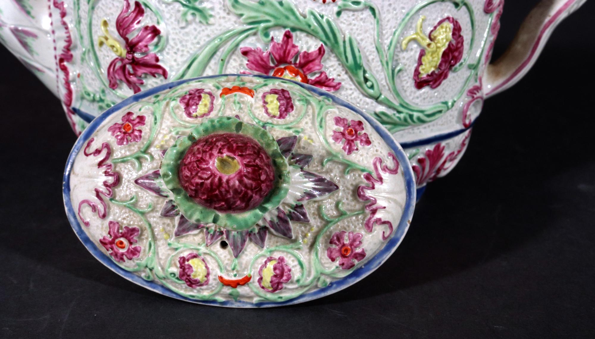 Außergewöhnliche geformte, bemalte Perlenware-Teekanne und Deckel-Teekanne, möglicherweise Wilson (Regency) im Angebot
