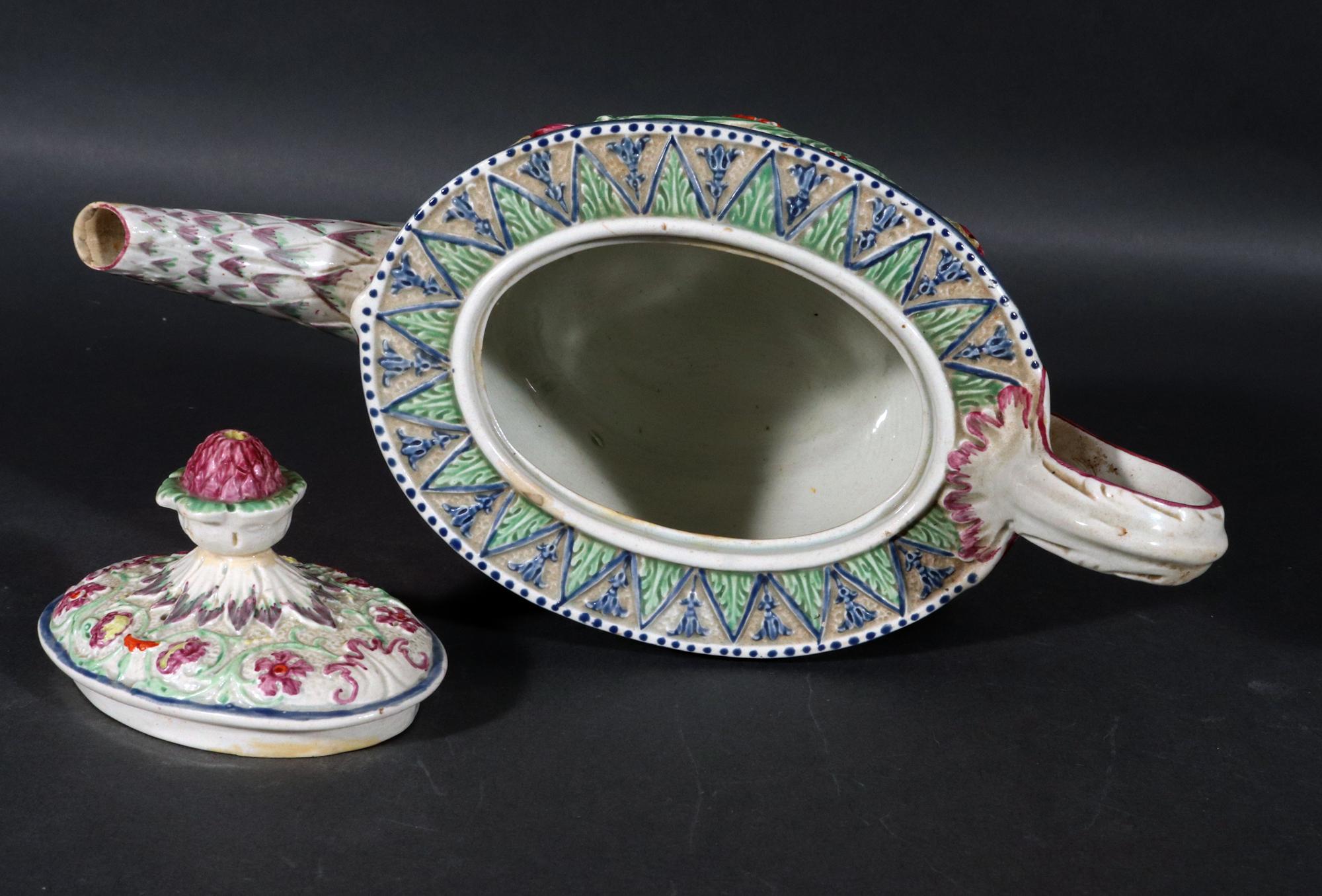 Außergewöhnliche geformte, bemalte Perlenware-Teekanne und Deckel-Teekanne, möglicherweise Wilson (Englisch) im Angebot