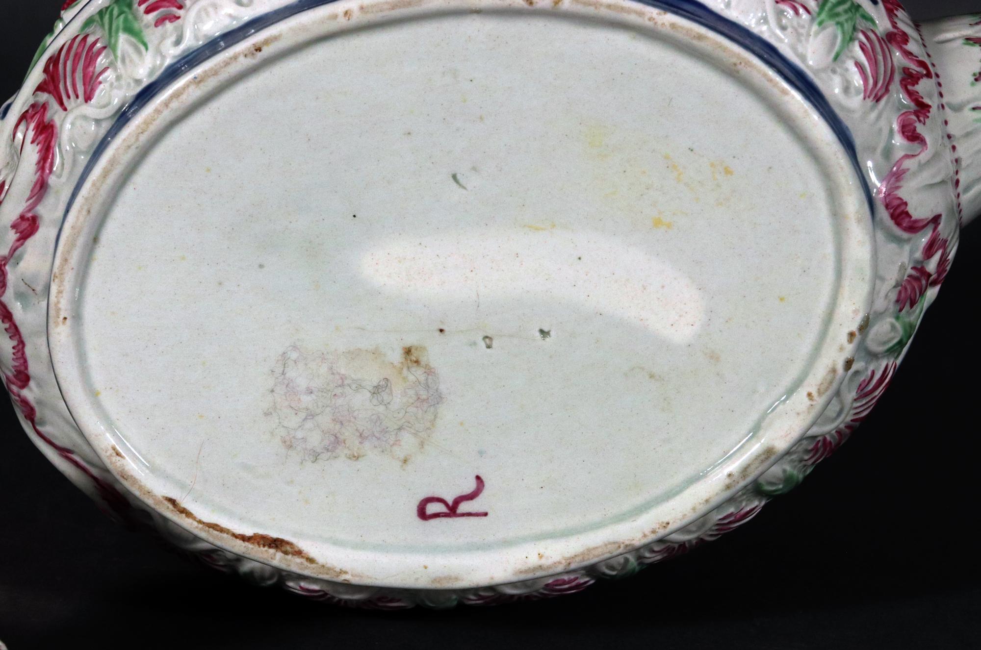 Außergewöhnliche geformte, bemalte Perlenware-Teekanne und Deckel-Teekanne, möglicherweise Wilson (19. Jahrhundert) im Angebot