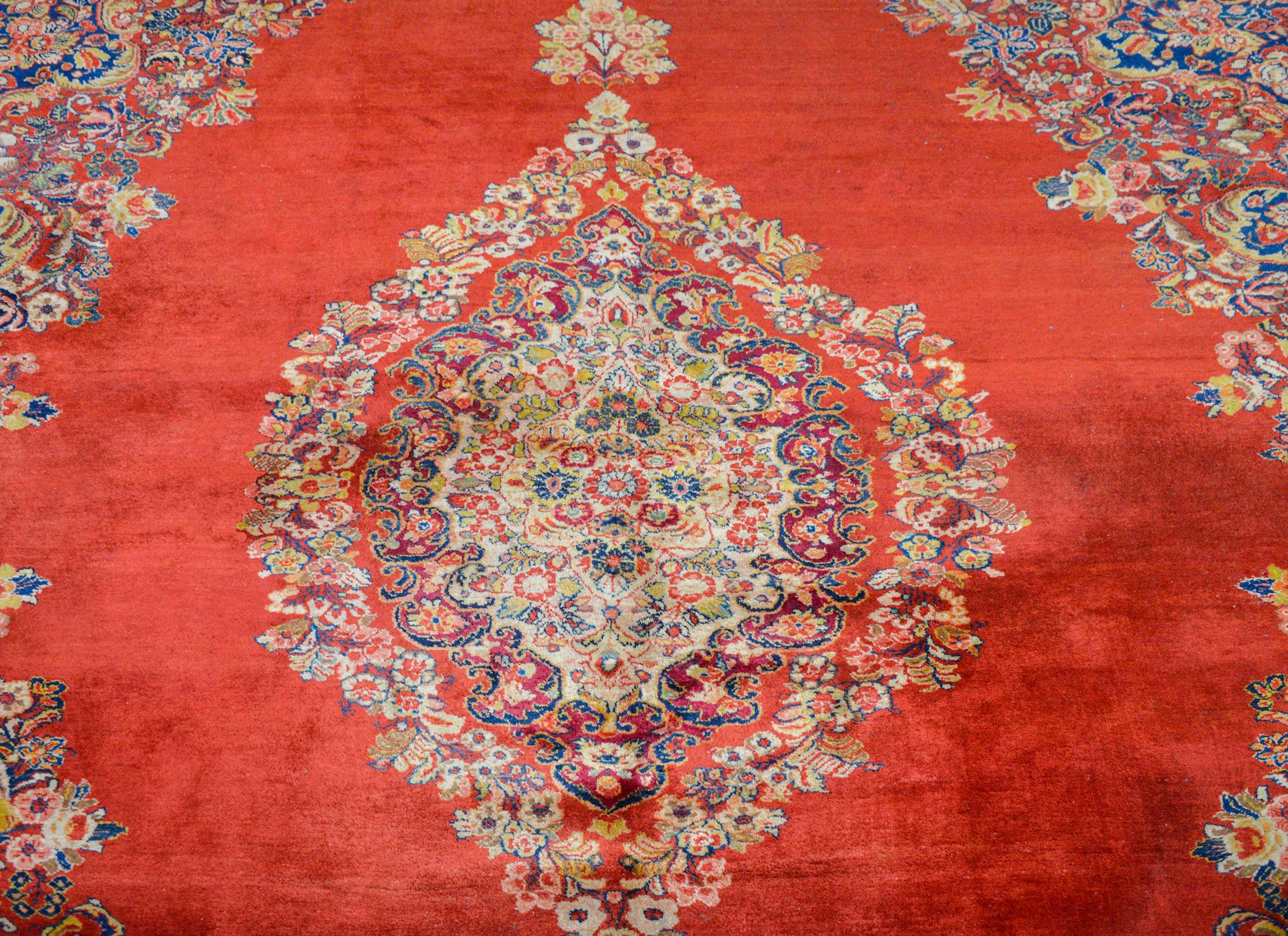 Outstanding Monumental Early 20th Century Sarouk Rug In Good Condition For Sale In Chicago, IL