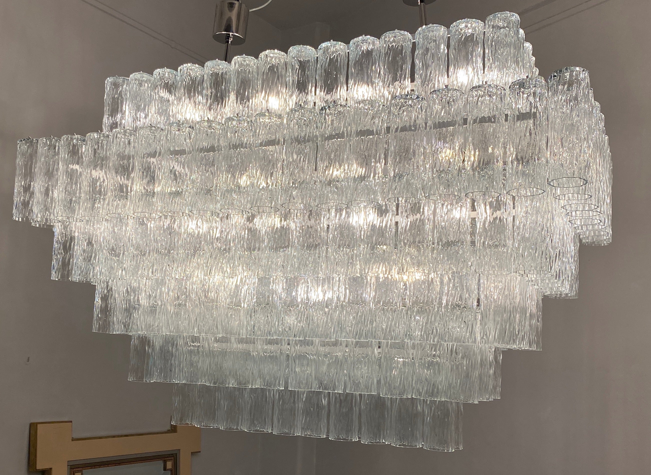 Spektakulärer Kronleuchter aus wertvollem mundgeblasenem Murano-Glas. Sie besteht aus etwa 200 Röhren auf sechs Ebenen, die von 24 Glühbirnen E 27 beleuchtet werden. Eine unglaubliche Lichtquelle, um einen großen Bereich zu beleuchten.
Diese Leuchte