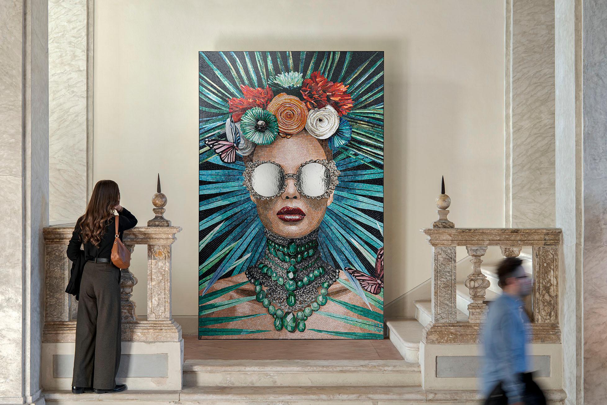 das Porträt ist bereits auf einen weißen Metallträger aufgelegt, auf der Rückseite befinden sich Löcher, um das Paneel an die Wand zu hängen 