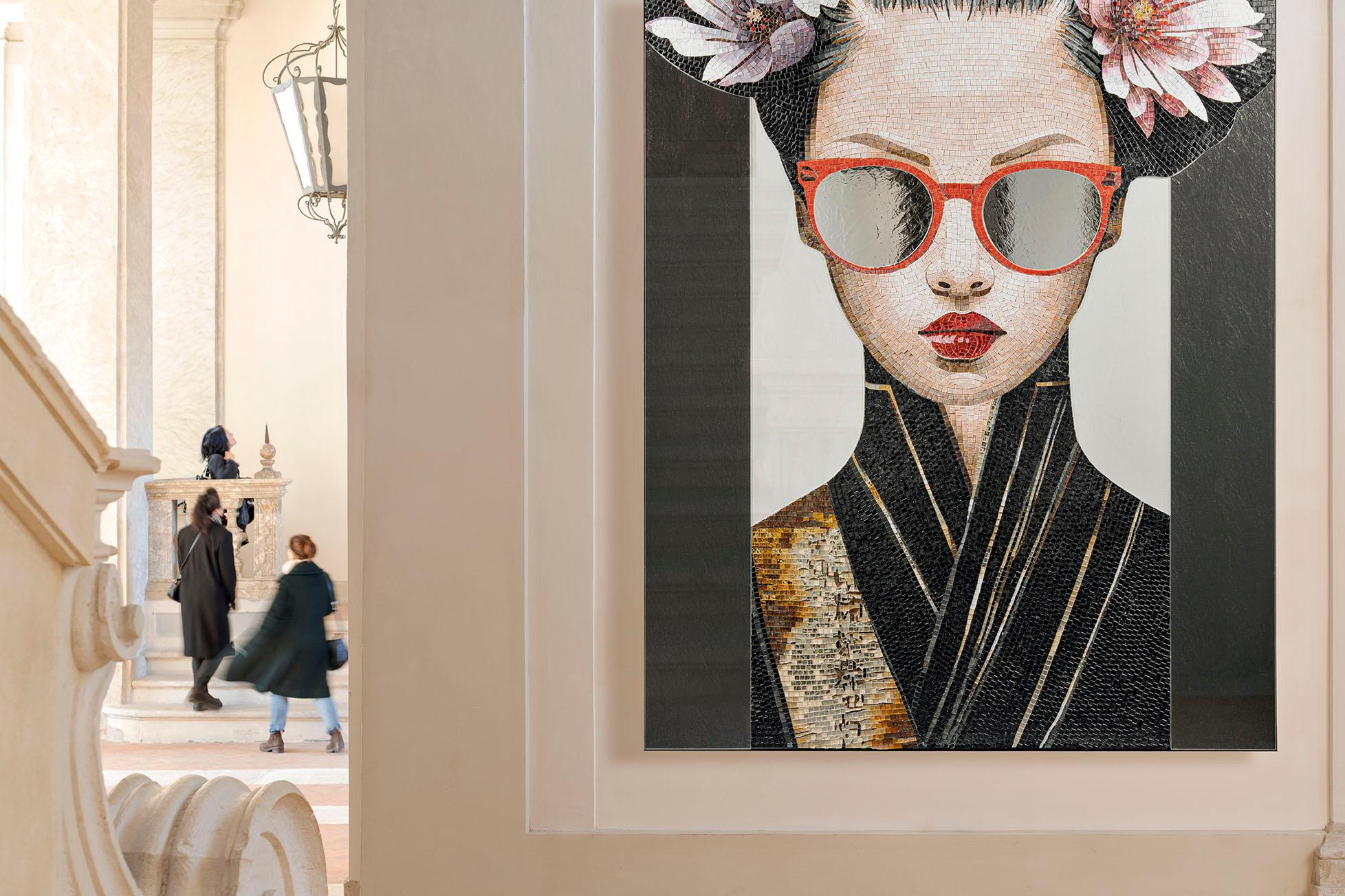 das Porträt ist bereits auf einen weißen Metallträger aufgelegt, auf der Rückseite befinden sich Löcher, um das Paneel an die Wand zu hängen 