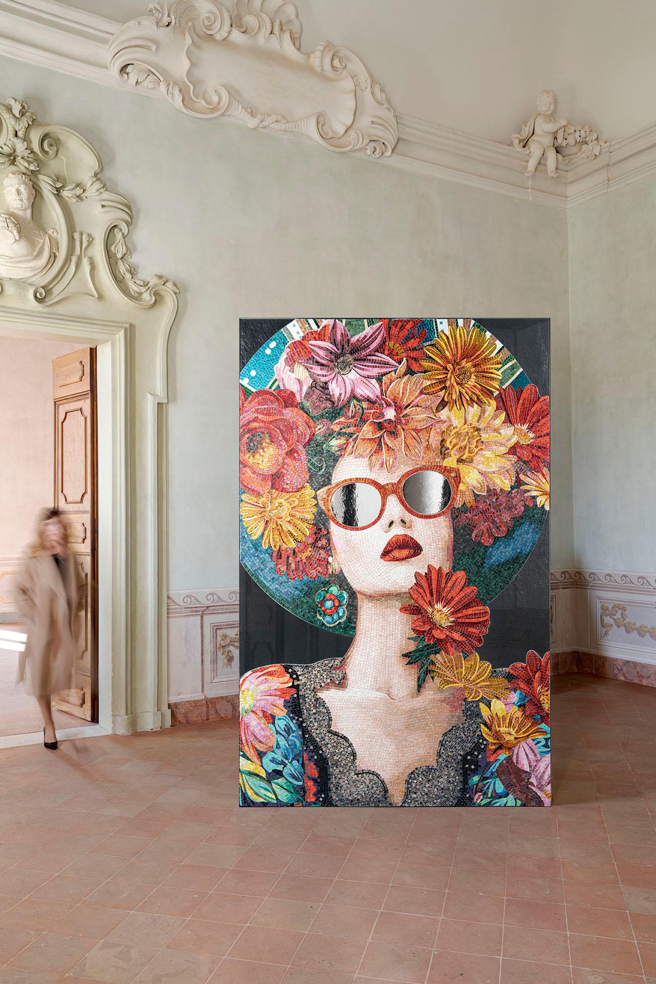 das Porträt ist bereits auf einen weißen Metallträger aufgelegt, auf der Rückseite befinden sich Löcher, um das Paneel an die Wand zu hängen 