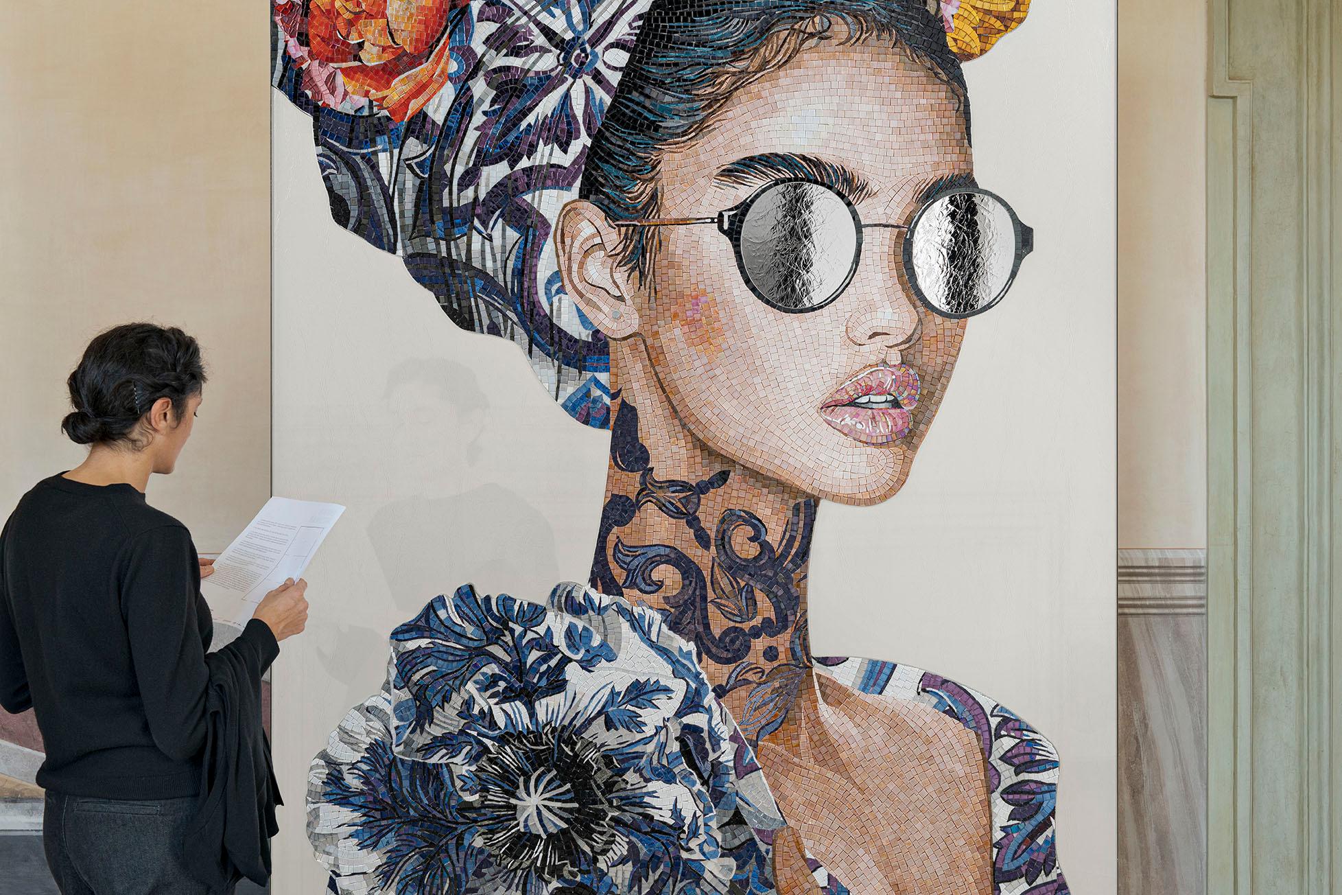 das Porträt ist bereits auf einen weißen Metallträger aufgelegt, auf der Rückseite befinden sich Löcher, um das Paneel an die Wand zu hängen 