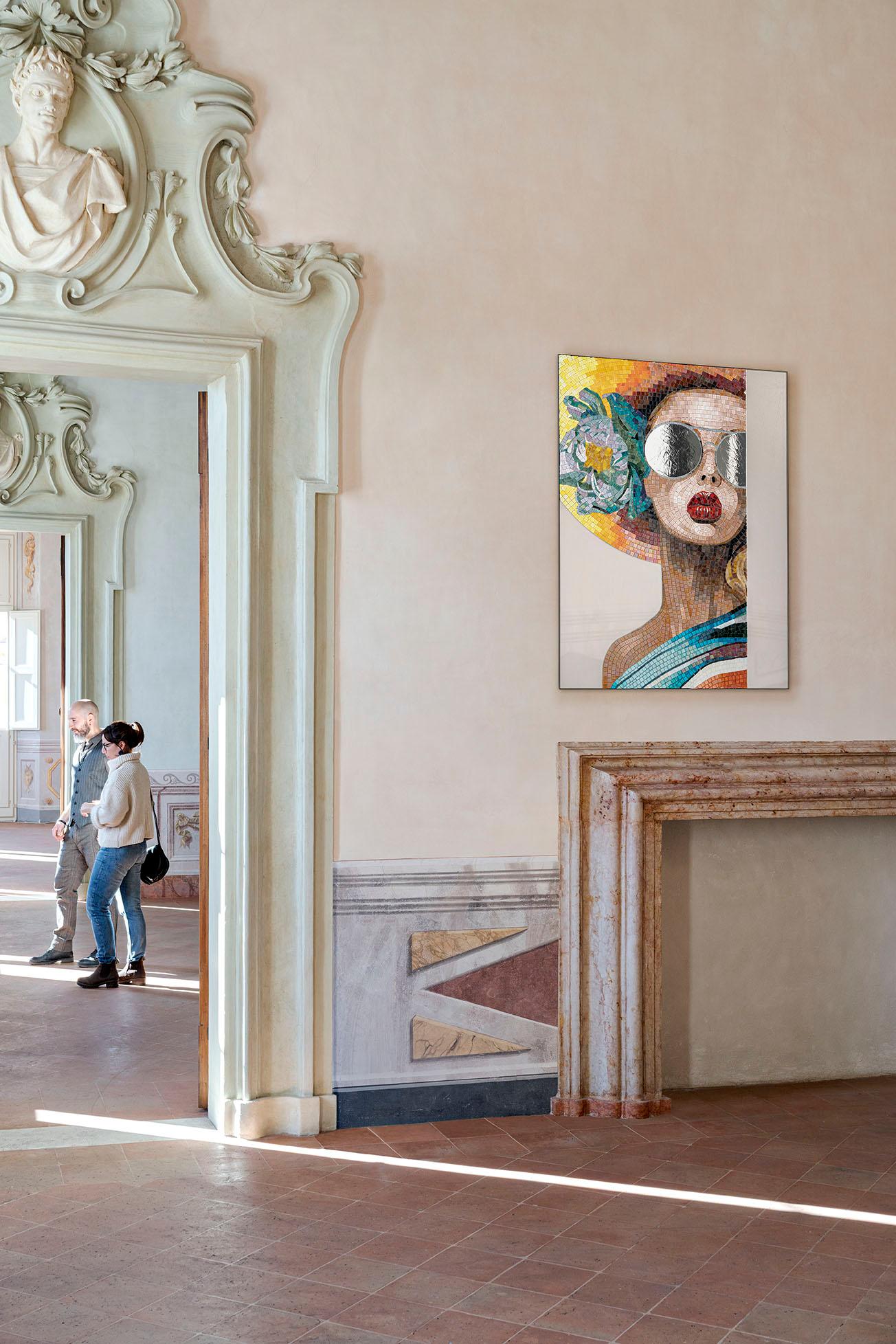 le portrait est livré déjà posé sur un support métallique blanc , au dos il y a des trous pour accrocher le panneau au mur 