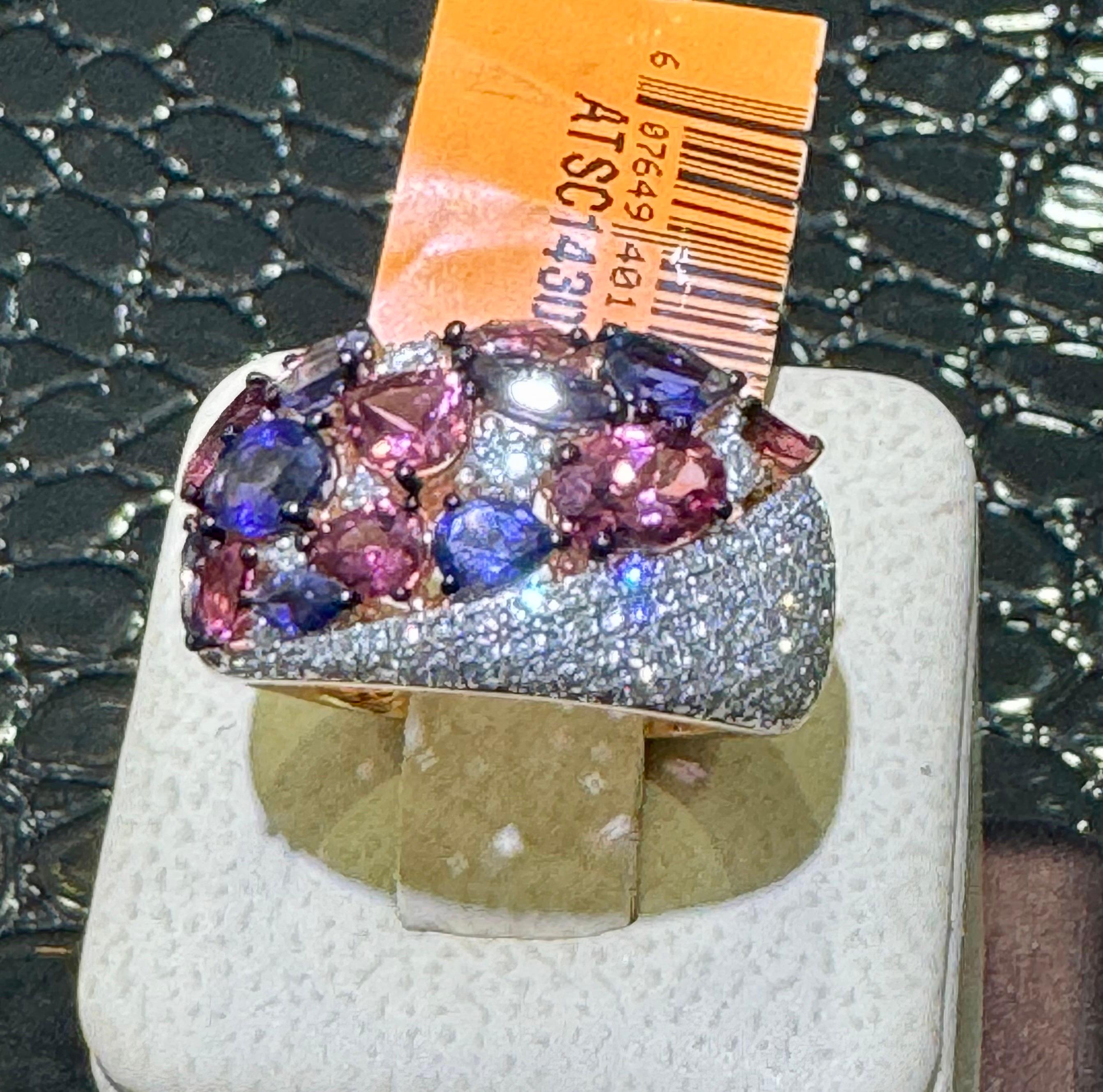 Hervorragender mehrfarbiger & diamantener Ring aus 14k Rose Gold,

Ungefähr 1,5 Karat an sauberen, rund geschliffenen Diamanten,

Größe 7