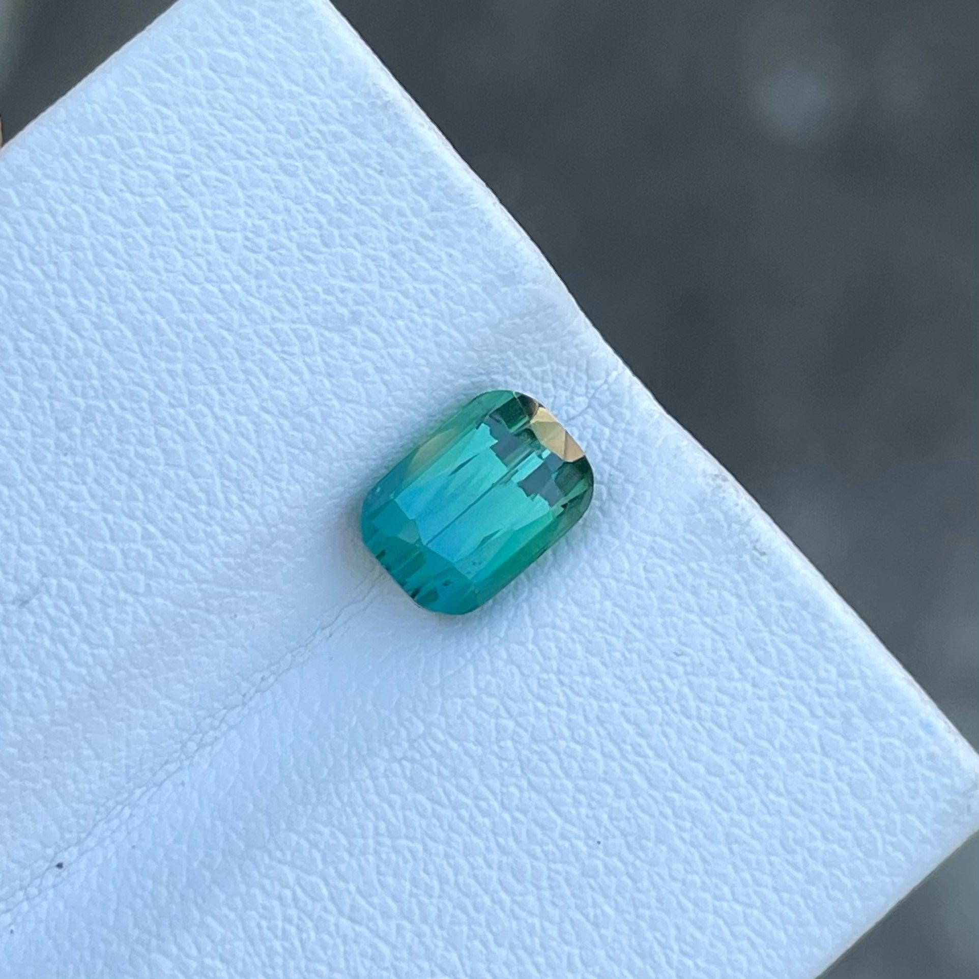 Taille coussin Remarquable pierre précieuse de tourmaline naturelle bicolore de 2,30 carats pour bijoux fins en vente