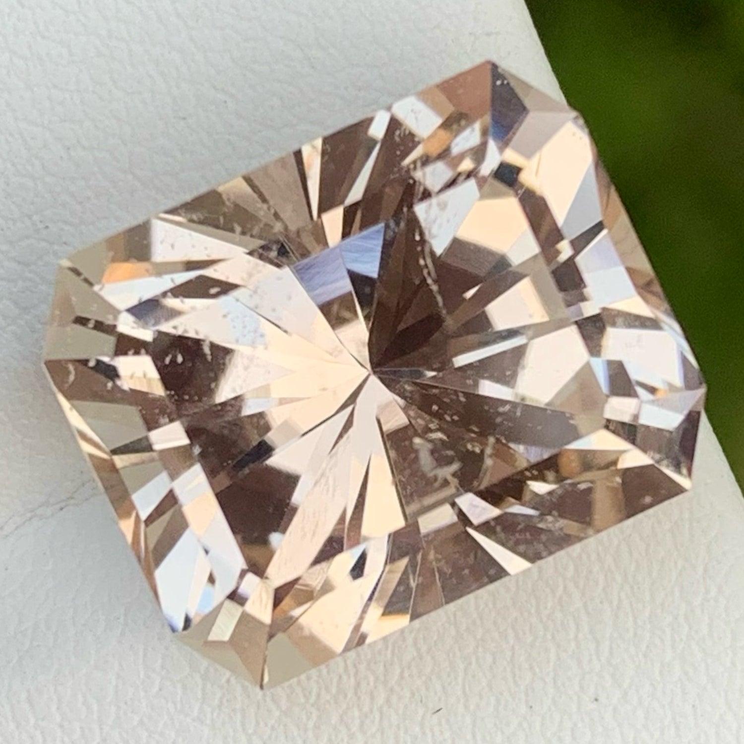 Sobresaliente gema de topacio natural 26,35 CT Joyería de topacio paquistaní de talla fantasía Corte radiante en venta