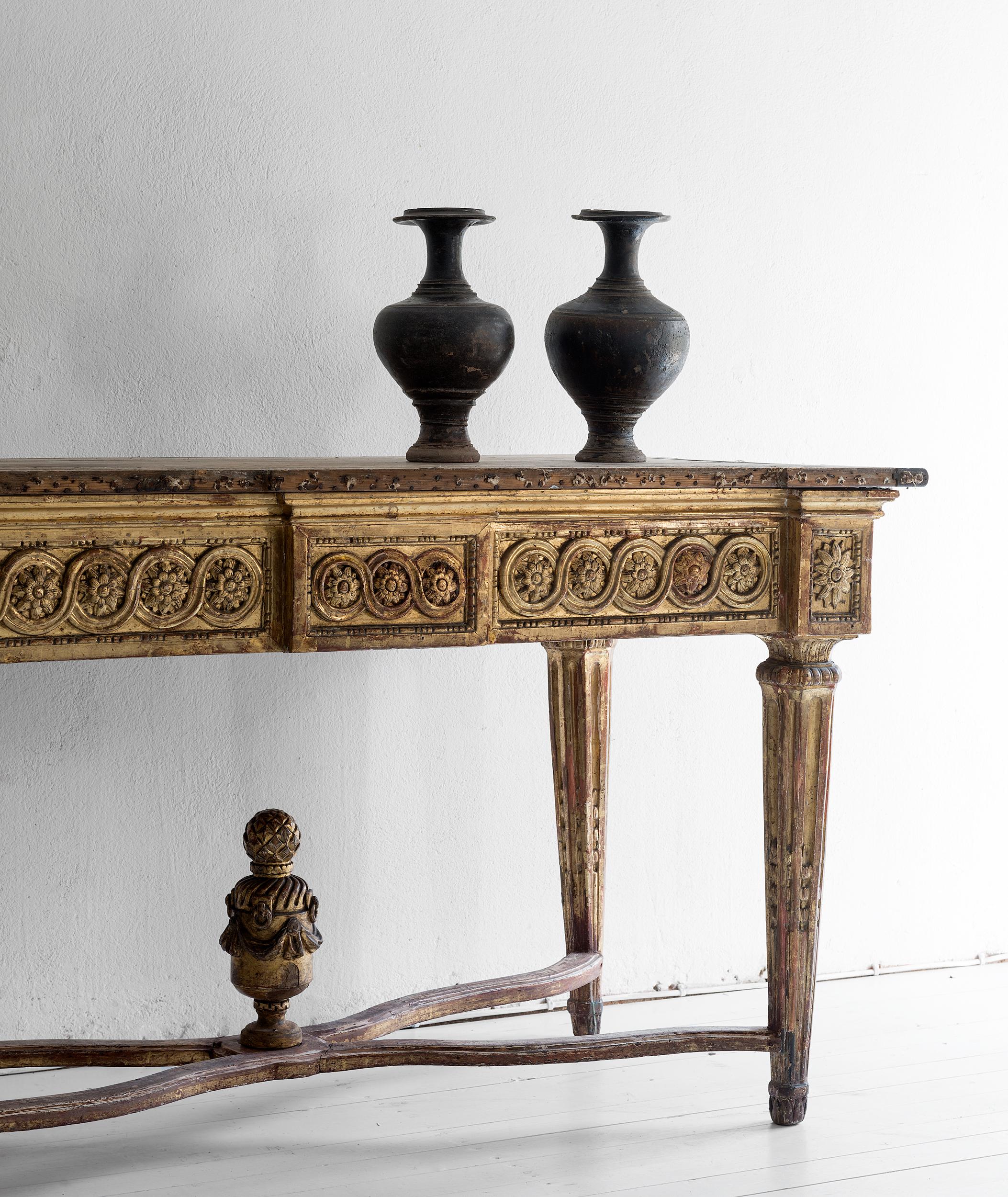 Outstanding Northern neoclassical salon table of imposing proportions, circa 1790.
Richly carved and original gilt.

Measures: 150 cm width
78 cm depth
85 cm height

Provenance:
Quite possibly executed for the Court in circa 1790
Bought in