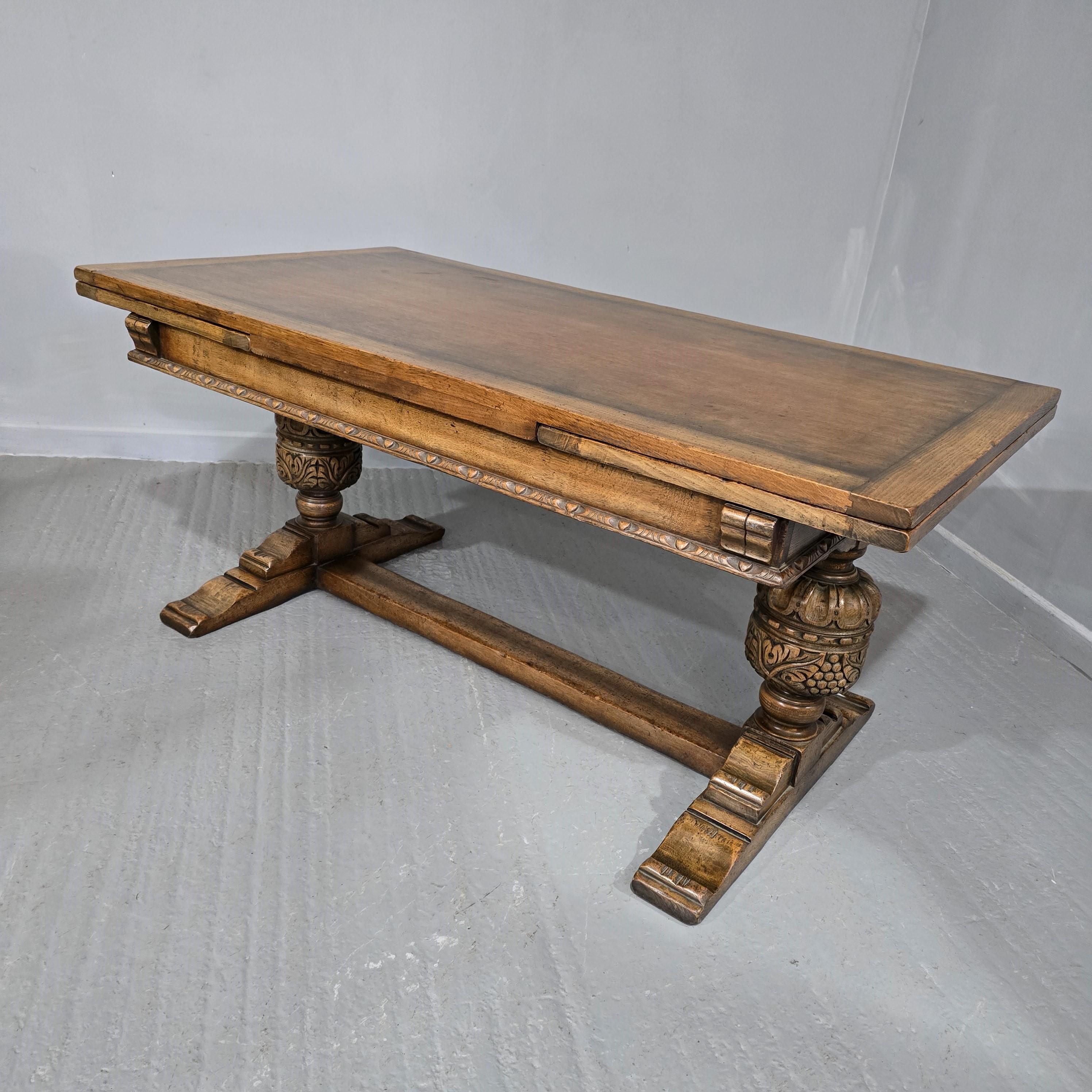 Mesa de comedor de roble de gran tamaño y excelente calidad, tablero de una sola pieza con dos hojas, magnífico tallado y excelente color y estado.

30