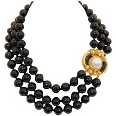 Outstanding Onyx, Pearl and Diamond 18 Karat Yellow Gold Necklace Outstanding Onyx, Pearl and Diamond 18 Karat Yellow Gold Necklace