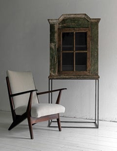 Remarquable armoire originale du 18ème siècle sur un support moderne en acier