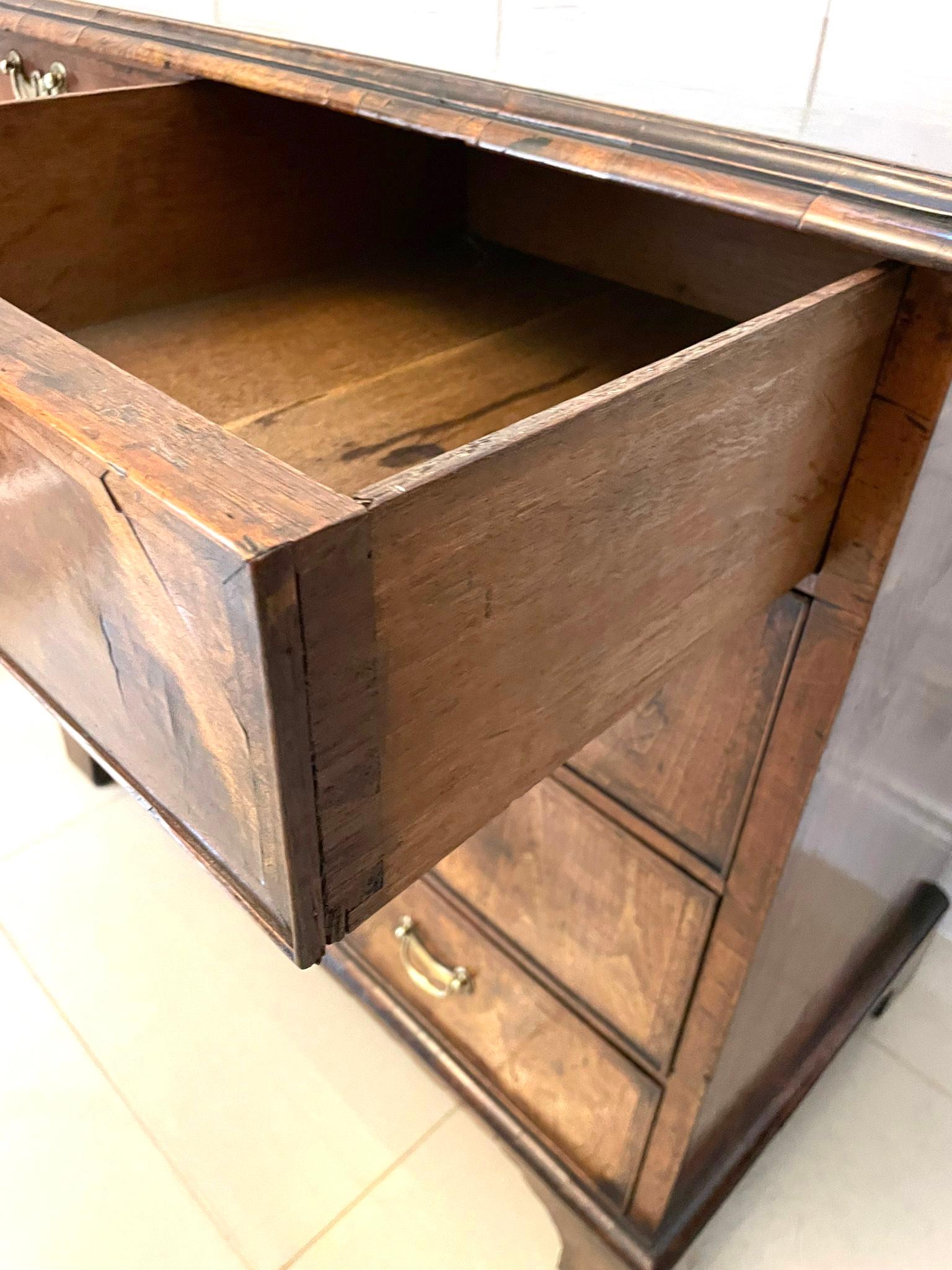 Remarquable commode originale George I en noyer figuré de qualité ancienne en vente 5