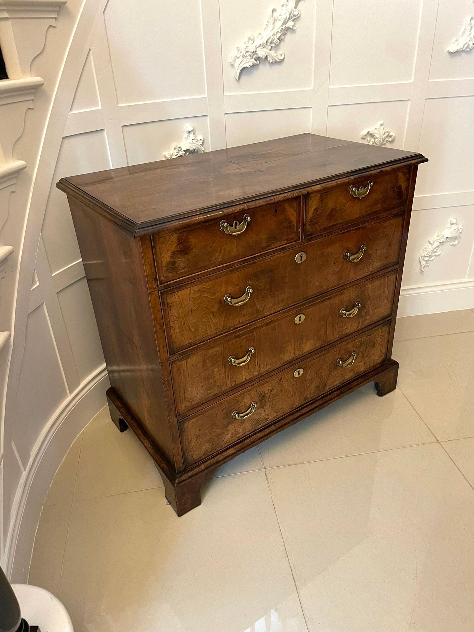 Outstanding original George I antique quality figured walnut chest of drawers having a quality quarter figured walnut veneered top with herringbone inlay and a moulded edge above two short and three long figured walnut cockbeeded drawers with