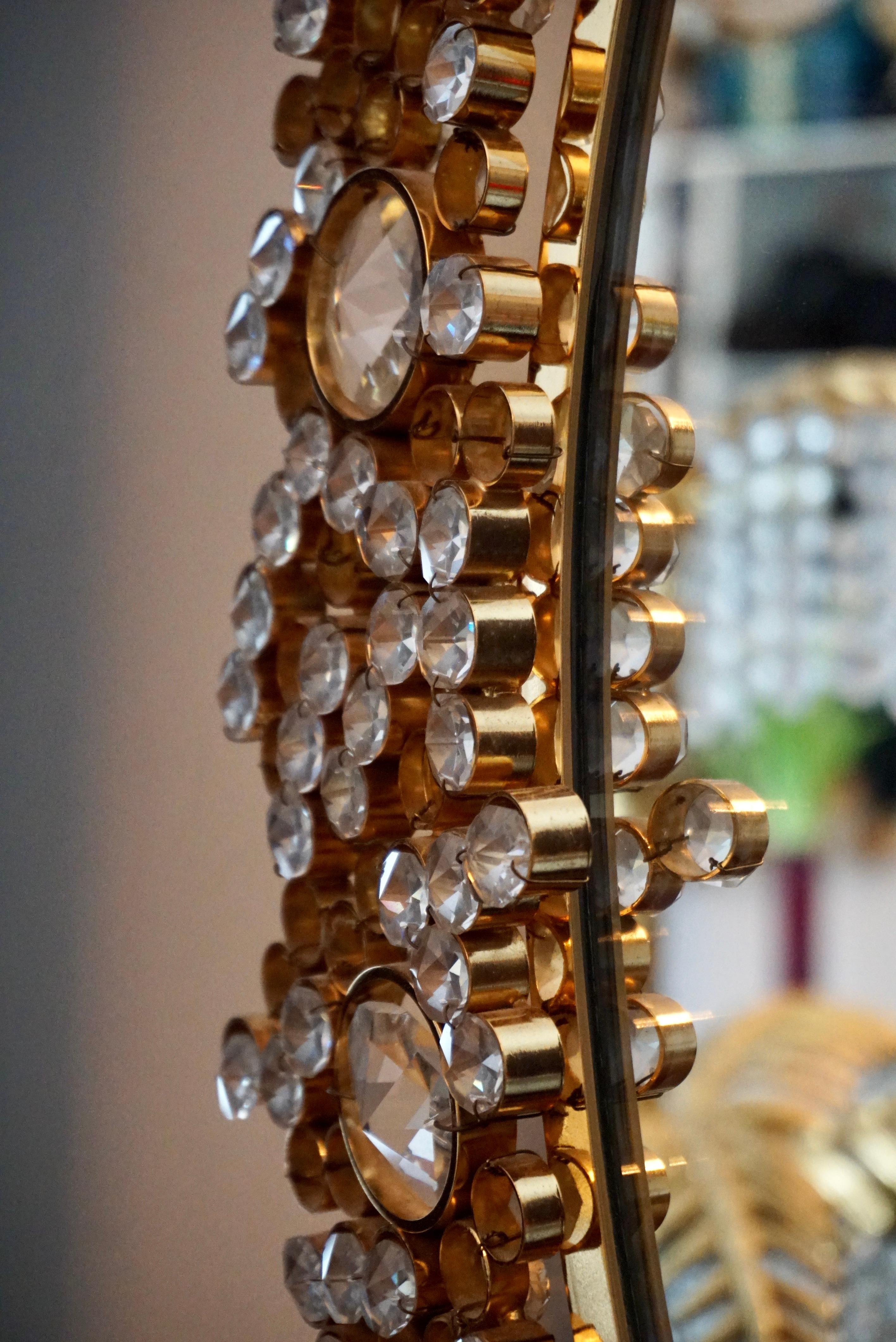 Außergewöhnlicher ovaler beleuchteter Palwa-Kristallglasspiegel (Vergoldet) im Angebot