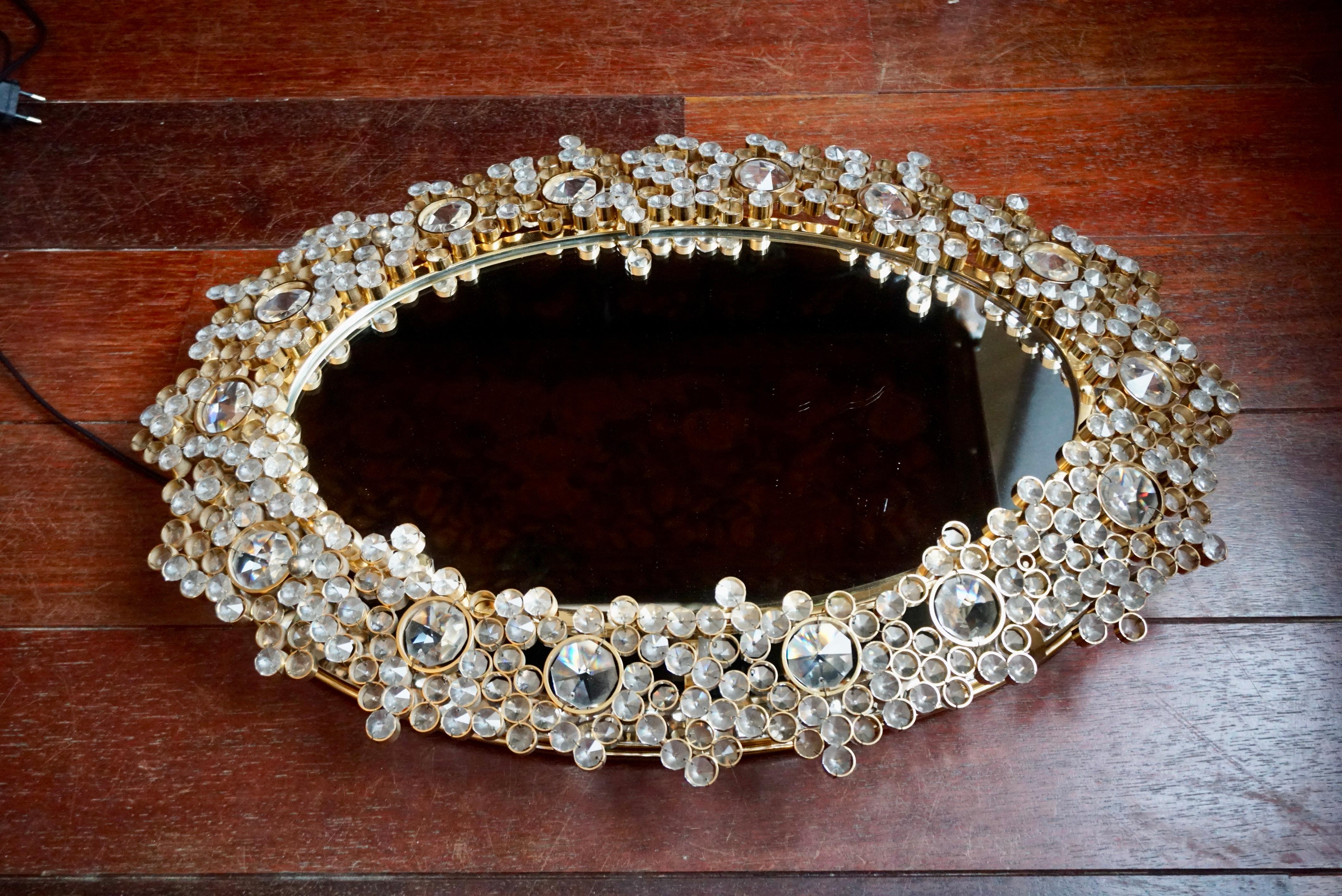 20ième siècle Remarquable miroir ovale éclairé en cristal Palwa en vente