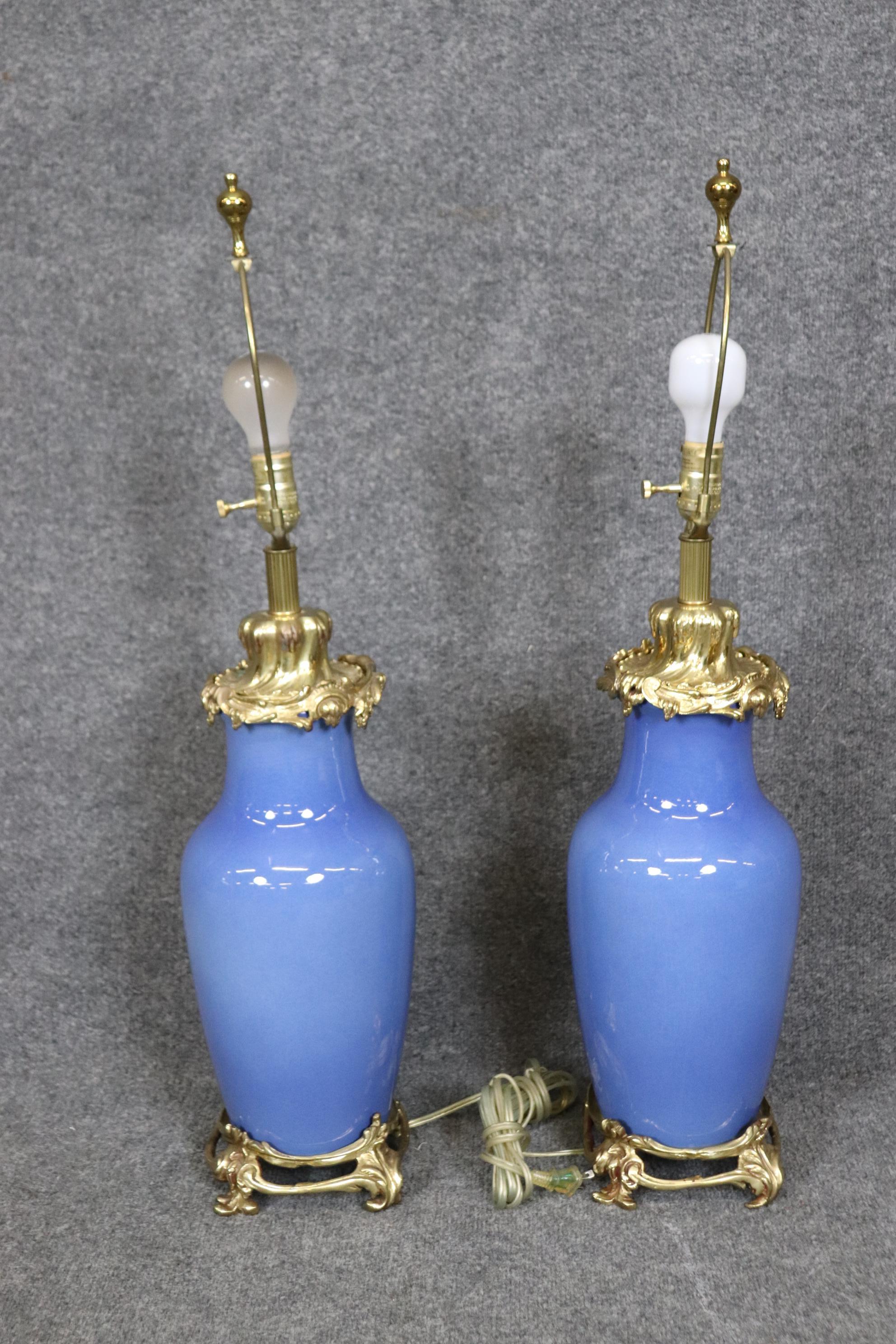 Néo-rococo Magnifique paire de lampes de bureau rococo françaises en bronze et porcelaine bleu cobalt  en vente