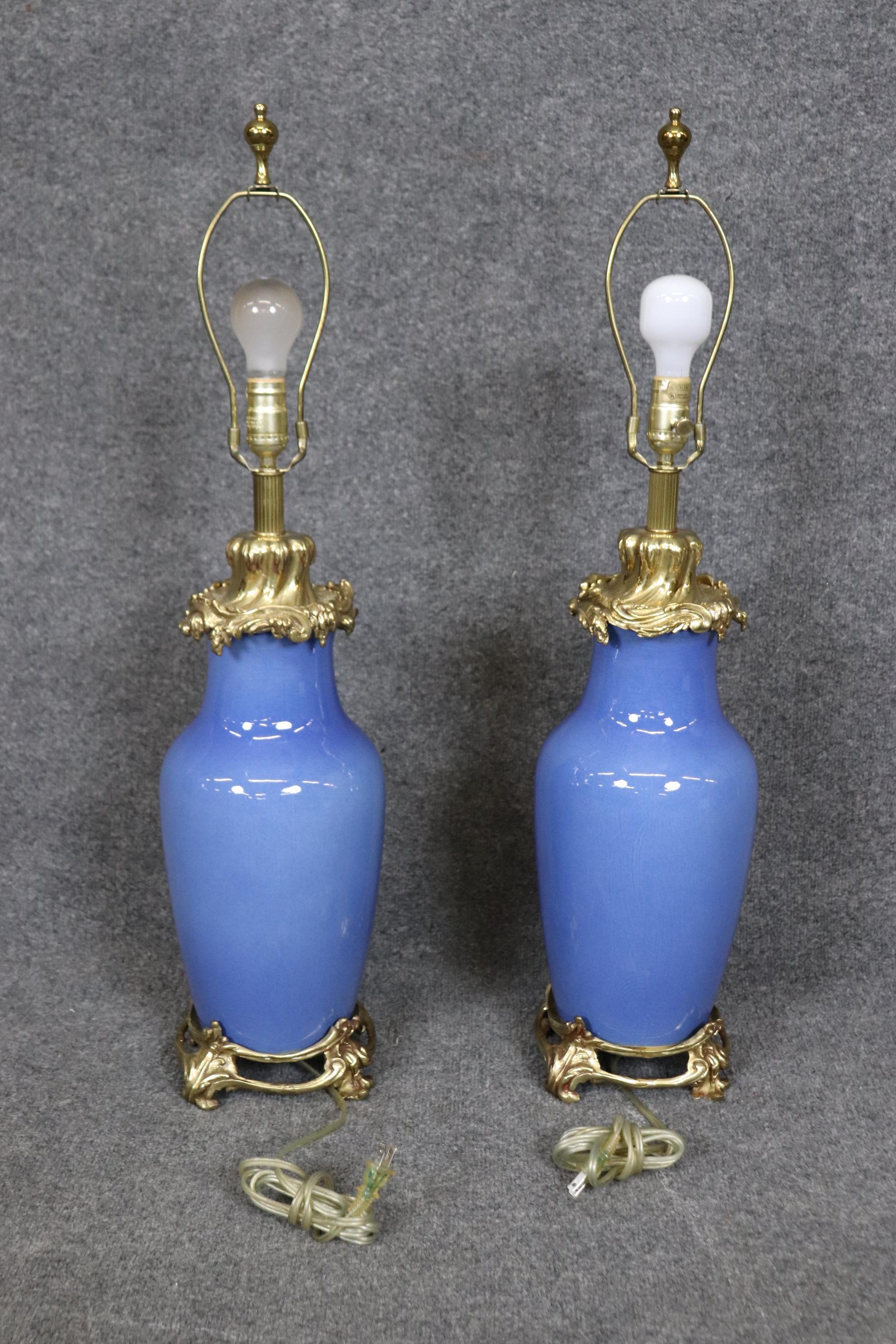 Français Magnifique paire de lampes de bureau rococo françaises en bronze et porcelaine bleu cobalt  en vente