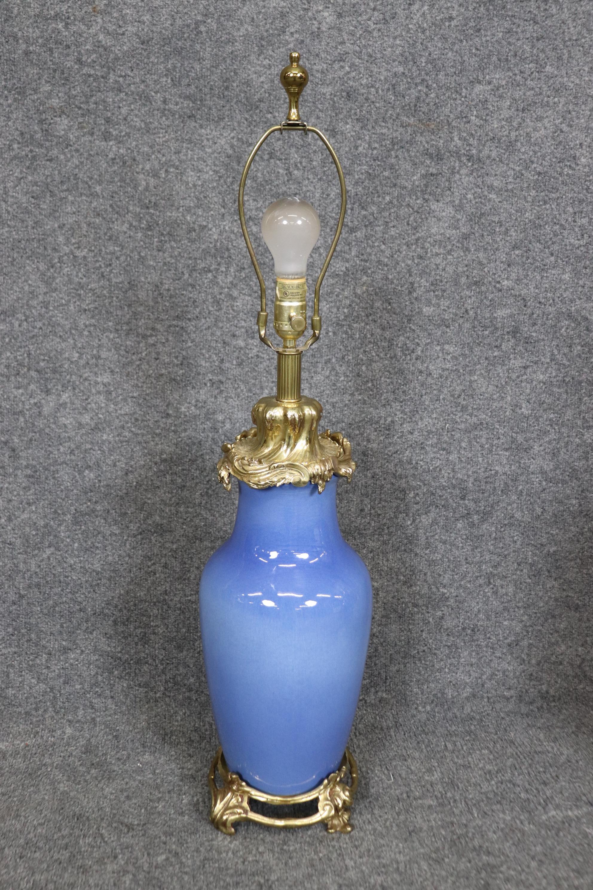 Magnifique paire de lampes de bureau rococo françaises en bronze et porcelaine bleu cobalt  Bon état - En vente à Swedesboro, NJ