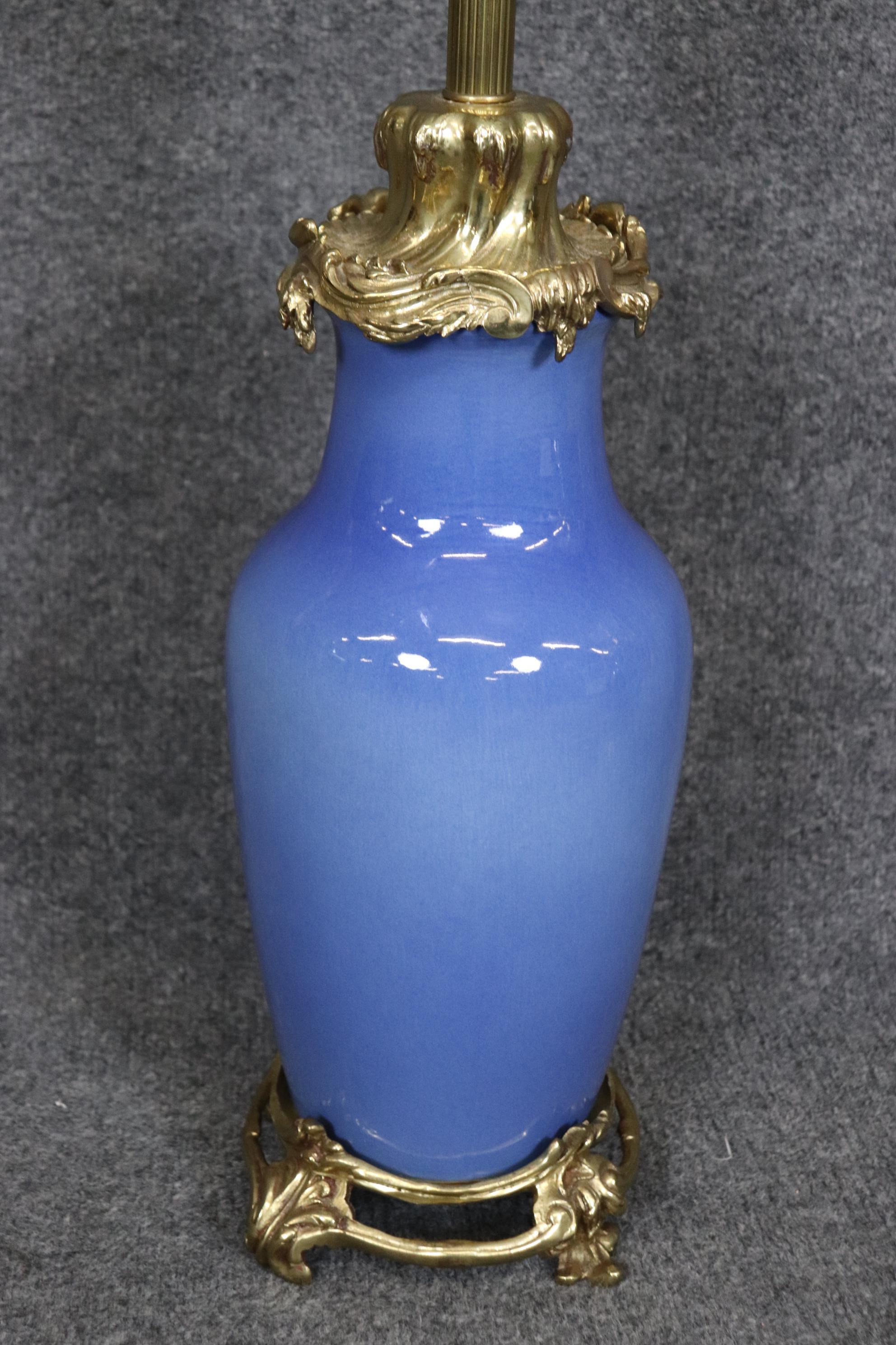 Fin du 20e siècle Magnifique paire de lampes de bureau rococo françaises en bronze et porcelaine bleu cobalt  en vente