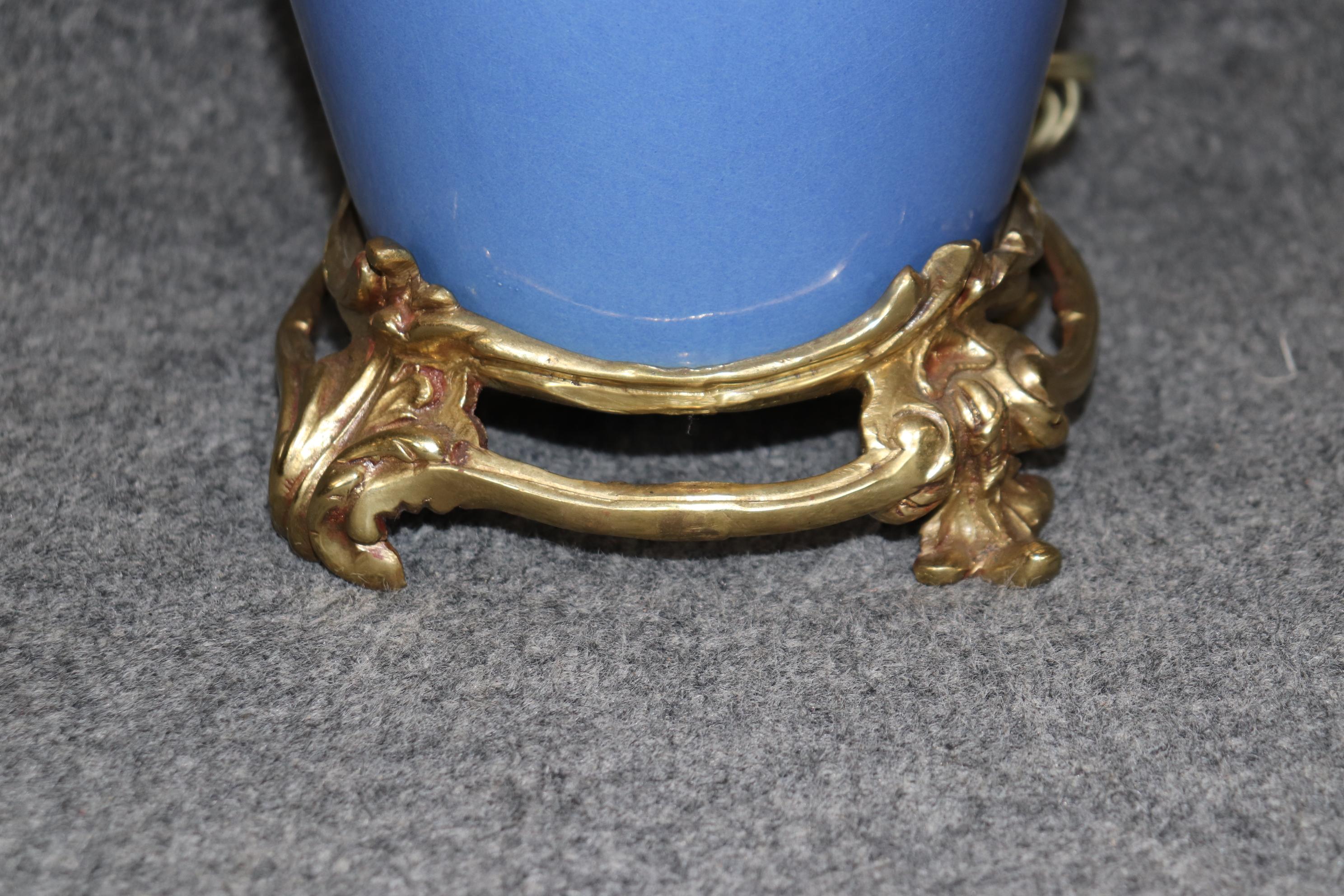 Außergewöhnliches Paar kobaltblaue französische Rokoko-Tischlampen aus Bronze und Porzellan  im Angebot 1