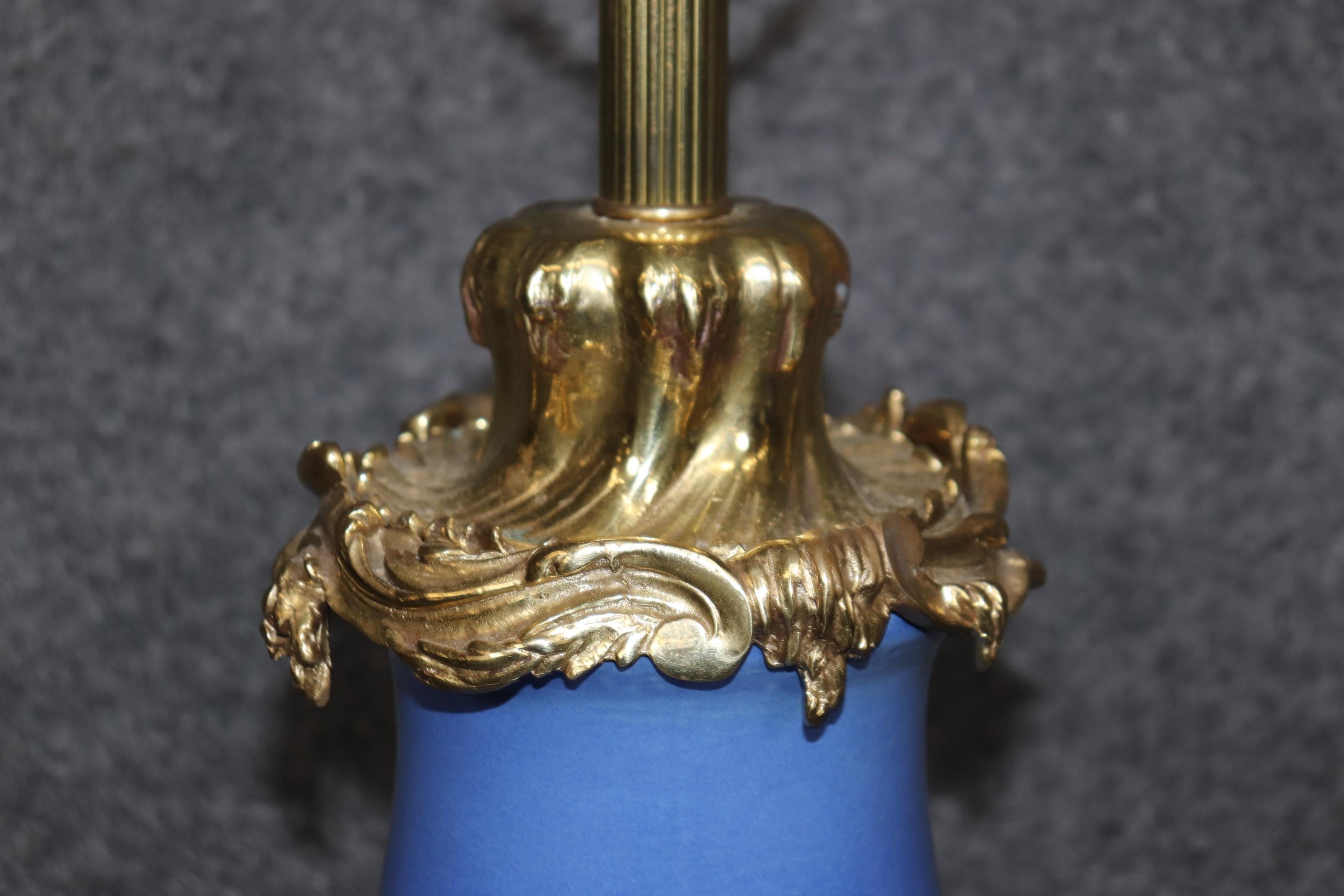 Außergewöhnliches Paar kobaltblaue französische Rokoko-Tischlampen aus Bronze und Porzellan  im Angebot 2