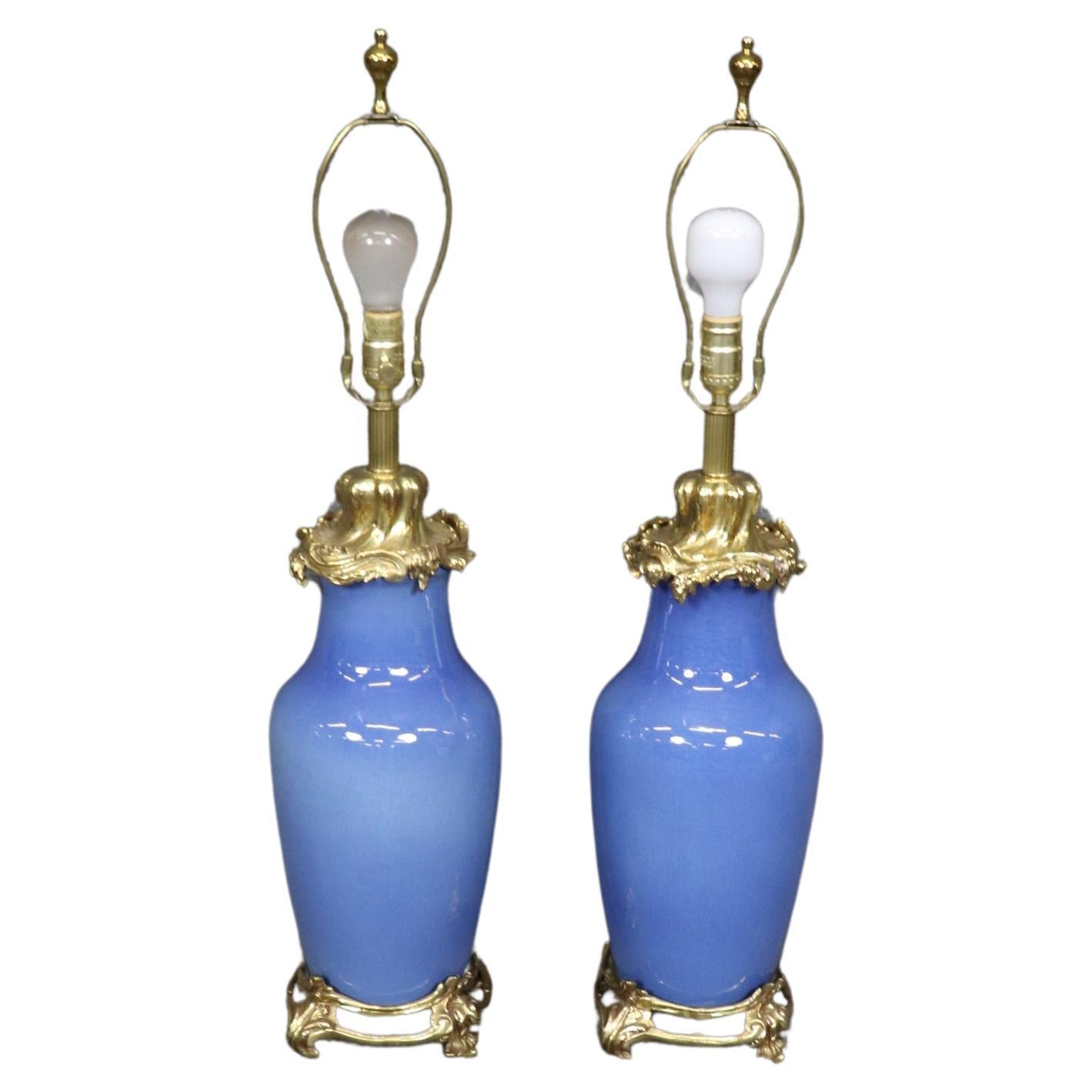 Magnifique paire de lampes de bureau rococo françaises en bronze et porcelaine bleu cobalt  en vente