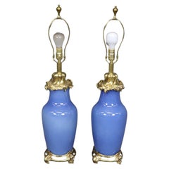 Magnifique paire de lampes de bureau rococo françaises en bronze et porcelaine bleu cobalt 