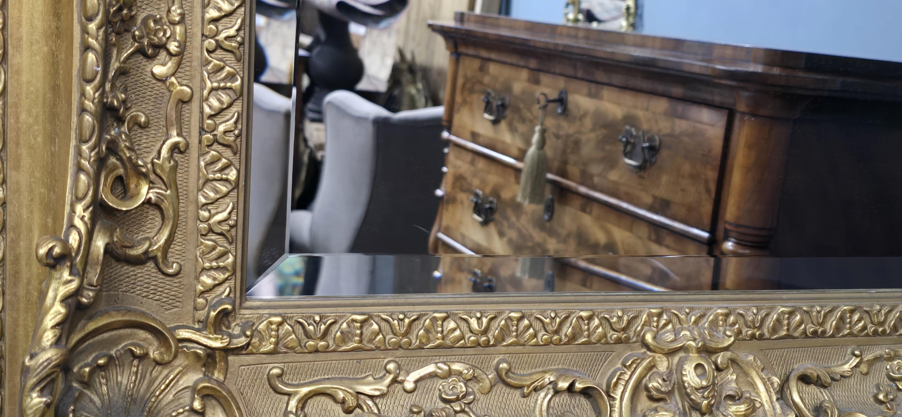 Excepcional pareja de espejos dorados en venta 2